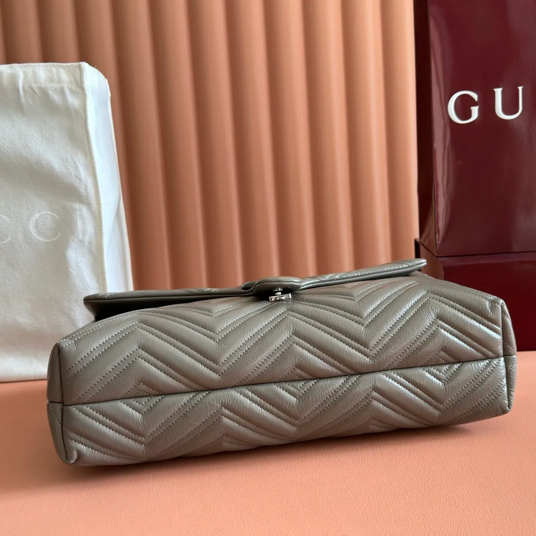 p1960. 💋💋💋【With full set of original counter packaging】2025 autumn and winter series, the brand's iconic GG Marmont series is ingeniously integrated with classic double G elements and faceted chain straps, creating a soft yet crisp silhouette design. This piece is crafted from soft, lightweight quilted V-shaped calfskin leather and features tonal enamel hardware and chain. Black soft lightweight quilted V-shaped calfskin leather. Tonal enamel hardware and chain. Black rayon lining. Double G. Interior: Zippered pocket. Exterior: Back open pocket. Magnetic closure. Ident.: 850659. Dimensions: 37.5cm (W) x 21cm (H) x 9cm (D) Color: Gray/Soft Leather. Made in Italy
