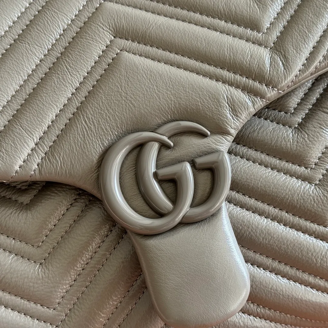 p1960. 💋💋💋【With full set of original counter packaging】2025 autumn and winter series, the brand's iconic GG Marmont series is ingeniously integrated with classic double G elements and faceted chain straps, creating a soft yet crisp silhouette design. This piece is crafted from soft, lightweight quilted V-shaped calfskin leather and features tonal enamel hardware and chain. Black soft lightweight quilted V-shaped calfskin leather. Tonal enamel hardware and chain. Black rayon lining. Double G. Interior: Zippered pocket. Exterior: Back open pocket. Magnetic closure. Ident.: 850659. Dimensions: 37.5cm (W) x 21cm (H) x 9cm (D) Color: Gray/Soft Leather. Made in Italy