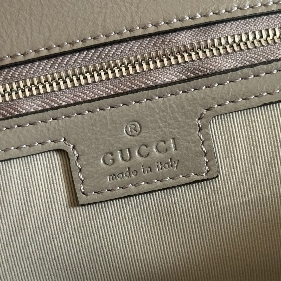 p1960. 💋💋💋【With full set of original counter packaging】2025 autumn and winter series, the brand's iconic GG Marmont series is ingeniously integrated with classic double G elements and faceted chain straps, creating a soft yet crisp silhouette design. This piece is crafted from soft, lightweight quilted V-shaped calfskin leather and features tonal enamel hardware and chain. Black soft lightweight quilted V-shaped calfskin leather. Tonal enamel hardware and chain. Black rayon lining. Double G. Interior: Zippered pocket. Exterior: Back open pocket. Magnetic closure. Ident.: 850659. Dimensions: 37.5cm (W) x 21cm (H) x 9cm (D) Color: Gray/Soft Leather. Made in Italy