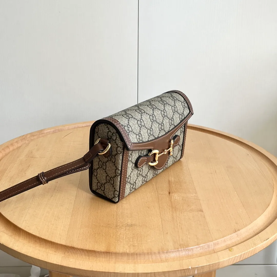 Actual shot #💰260 Model: 699296 Caramel Size: 18x12x5cm 𝐆𝐮𝐜𝐜𝐢 𝟏𝟗𝟓𝟓 𝐇𝐨𝐫𝐬𝐞𝐛𝐢𝐭 𝐌𝐢𝐧𝐢 Another masterpiece in the Horsebit 1955 series! The horizontal mobile phone bag looks great too! It can be used for large-screen mobile phones. Compared with the vertical version, it may be more convenient to use~ It can be carried in spring, summer, autumn and winter without choosing an outfit👍