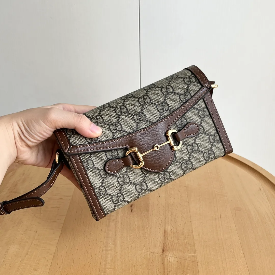Actual shot #💰260 Model: 699296 Caramel Size: 18x12x5cm 𝐆𝐮𝐜𝐜𝐢 𝟏𝟗𝟓𝟓 𝐇𝐨𝐫𝐬𝐞𝐛𝐢𝐭 𝐌𝐢𝐧𝐢 Another masterpiece in the Horsebit 1955 series! The horizontal mobile phone bag looks great too! It can be used for large-screen mobile phones. Compared with the vertical version, it may be more convenient to use~ It can be carried in spring, summer, autumn and winter without choosing an outfit👍