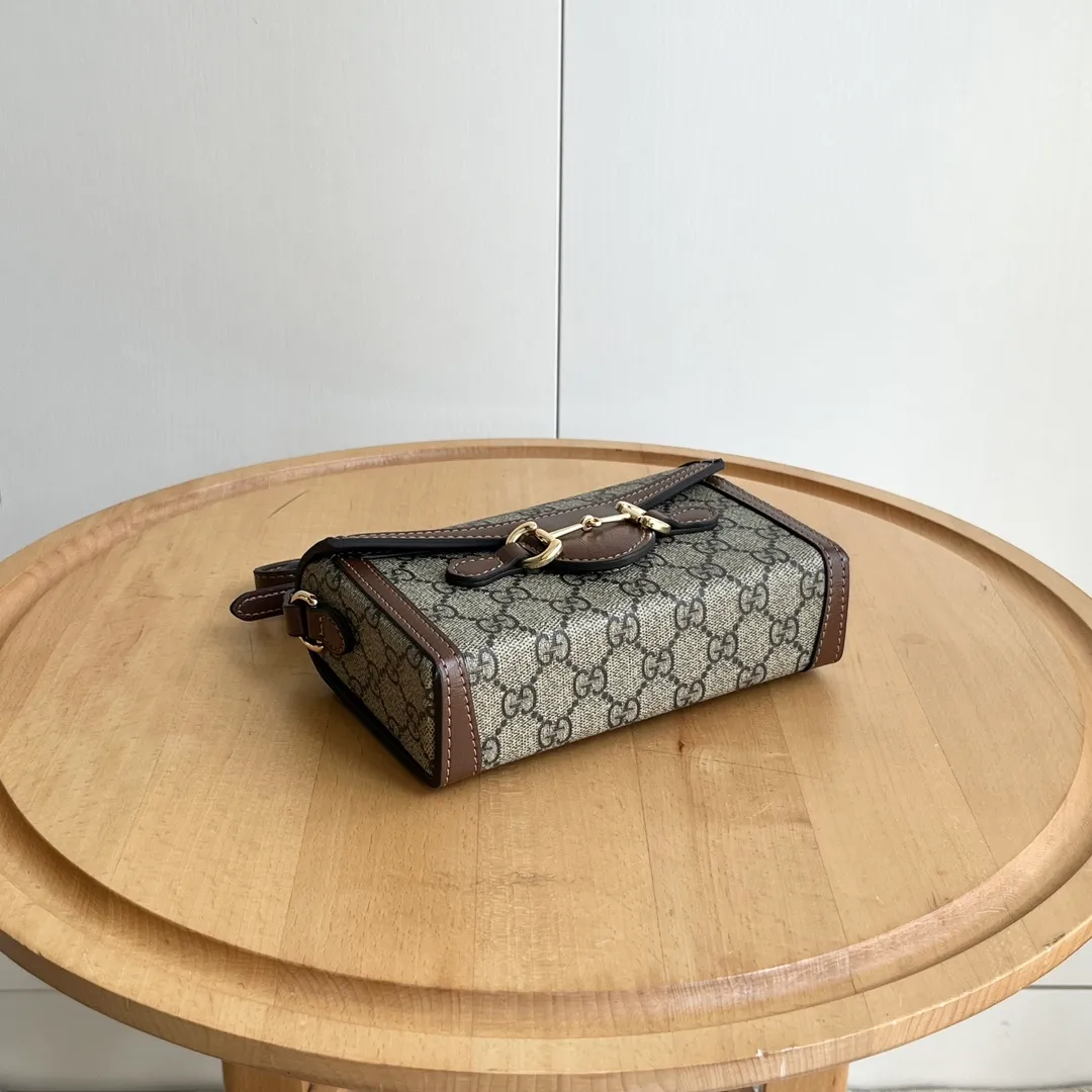 Actual shot #💰260 Model: 699296 Caramel Size: 18x12x5cm 𝐆𝐮𝐜𝐜𝐢 𝟏𝟗𝟓𝟓 𝐇𝐨𝐫𝐬𝐞𝐛𝐢𝐭 𝐌𝐢𝐧𝐢 Another masterpiece in the Horsebit 1955 series! The horizontal mobile phone bag looks great too! It can be used for large-screen mobile phones. Compared with the vertical version, it may be more convenient to use~ It can be carried in spring, summer, autumn and winter without choosing an outfit👍