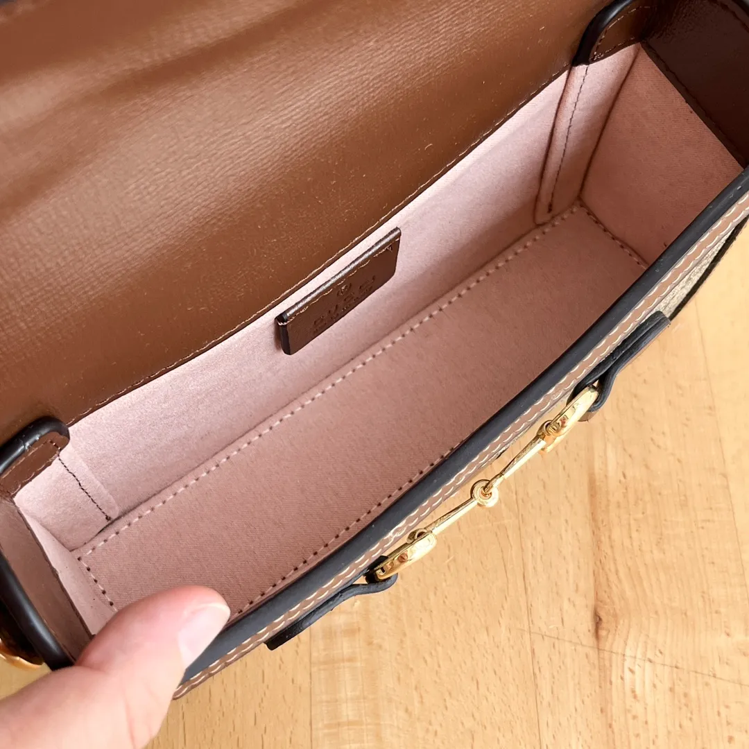 Actual shot #💰260 Model: 699296 Caramel Size: 18x12x5cm 𝐆𝐮𝐜𝐜𝐢 𝟏𝟗𝟓𝟓 𝐇𝐨𝐫𝐬𝐞𝐛𝐢𝐭 𝐌𝐢𝐧𝐢 Another masterpiece in the Horsebit 1955 series! The horizontal mobile phone bag looks great too! It can be used for large-screen mobile phones. Compared with the vertical version, it may be more convenient to use~ It can be carried in spring, summer, autumn and winter without choosing an outfit👍