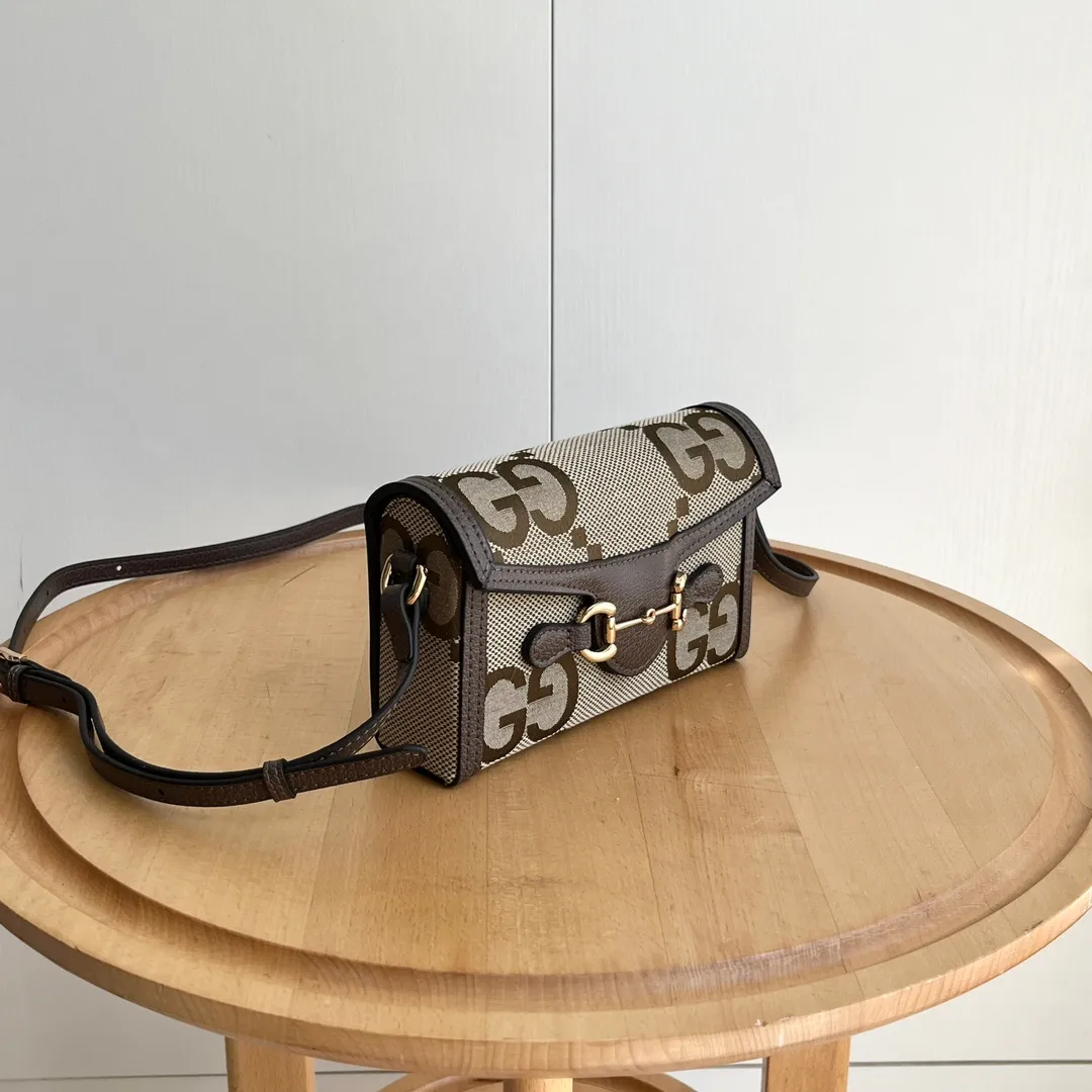 Actual shot #💰260 Model: 699296 large g Size: 18x12x5cm 𝐆𝐮𝐜𝐜𝐢 𝟏𝟗𝟓𝟓 𝐇𝐨𝐫𝐬𝐞𝐛𝐢𝐭 𝐌𝐢𝐧𝐢 Another masterpiece in the Horsebit 1955 series! The horizontal mobile phone bag looks great too! It can be used for large-screen mobile phones. Compared with the vertical version, it may be more convenient to use~ It can be carried in spring, summer, autumn and winter without choosing an outfit👍