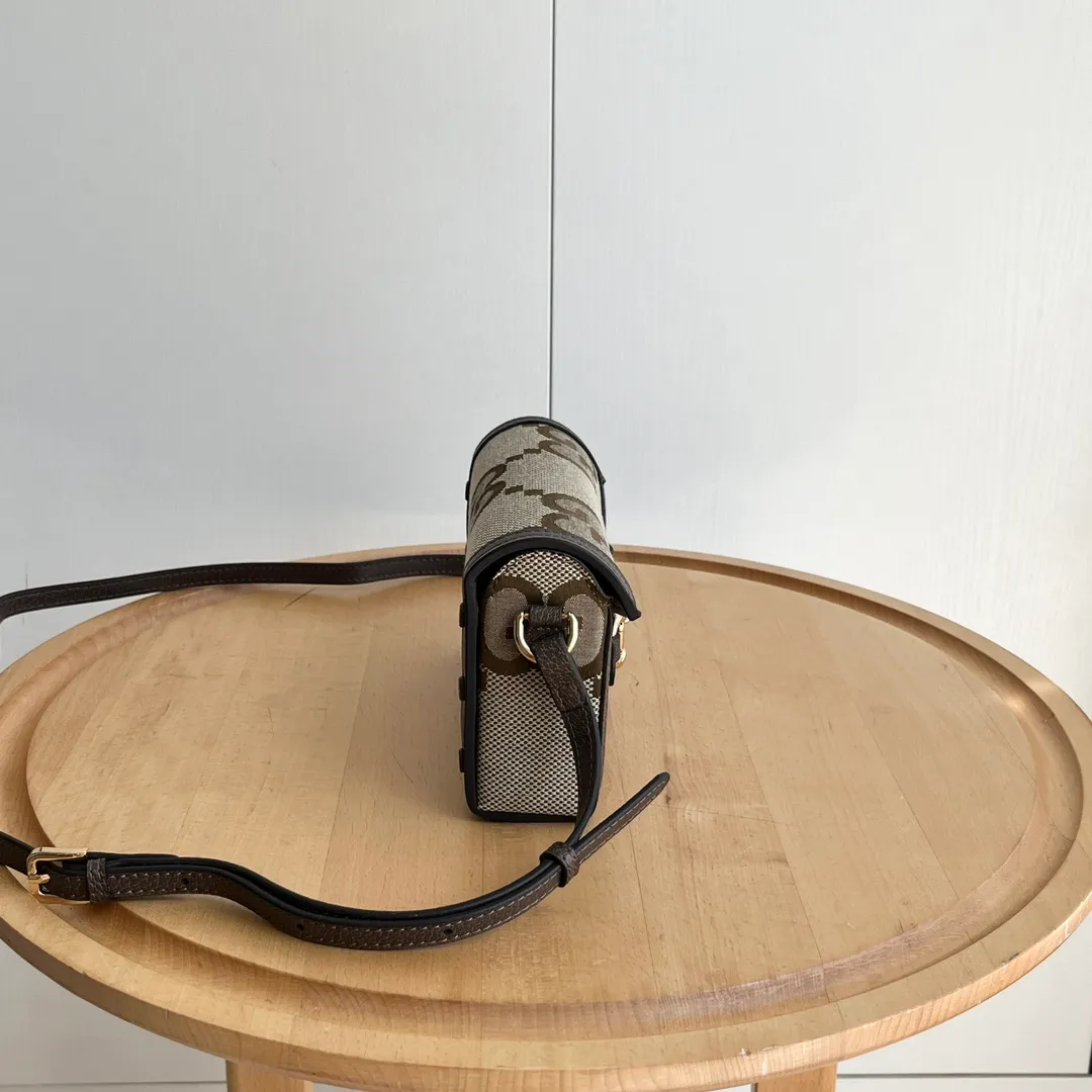 Actual shot #💰260 Model: 699296 large g Size: 18x12x5cm 𝐆𝐮𝐜𝐜𝐢 𝟏𝟗𝟓𝟓 𝐇𝐨𝐫𝐬𝐞𝐛𝐢𝐭 𝐌𝐢𝐧𝐢 Another masterpiece in the Horsebit 1955 series! The horizontal mobile phone bag looks great too! It can be used for large-screen mobile phones. Compared with the vertical version, it may be more convenient to use~ It can be carried in spring, summer, autumn and winter without choosing an outfit👍