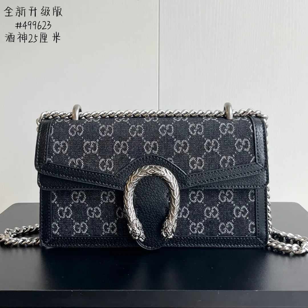 New upgraded version of real shot #💰300 Model: 499623 Black Denim Size: 25x14x8cm 𝙂𝙪𝙘𝙘𝙞 𝘿𝙞𝙤𝙣𝙮𝙨𝙪𝙨Diamond Button Bacchus True Fragrance Series Warning, it’s amazing. It retains the perfect pedigree of the Bacchus bag, but opens the era of Bacchus innovation! The most valuable part of the entire bag is the tiger head diamond buckle, a palace-level treasure item. Not a market product. The weight is very light and the size is perfect. Highly recommended.