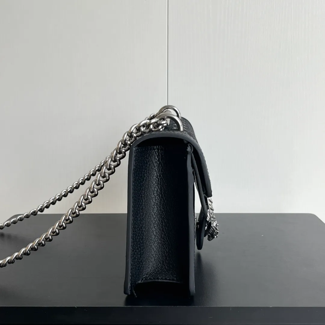 New upgraded version of real shot #💰300 Model: 499623 Black Denim Size: 25x14x8cm 𝙂𝙪𝙘𝙘𝙞 𝘿𝙞𝙤𝙣𝙮𝙨𝙪𝙨Diamond Button Bacchus True Fragrance Series Warning, it’s amazing. It retains the perfect pedigree of the Bacchus bag, but opens the era of Bacchus innovation! The most valuable part of the entire bag is the tiger head diamond buckle, a palace-level treasure item. Not a market product. The weight is very light and the size is perfect. Highly recommended.