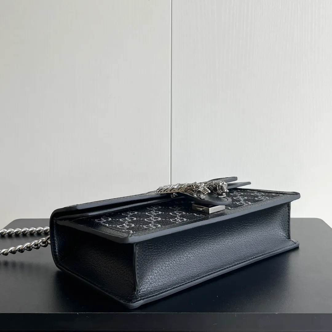 New upgraded version of real shot #💰300 Model: 499623 Black Denim Size: 25x14x8cm 𝙂𝙪𝙘𝙘𝙞 𝘿𝙞𝙤𝙣𝙮𝙨𝙪𝙨Diamond Button Bacchus True Fragrance Series Warning, it’s amazing. It retains the perfect pedigree of the Bacchus bag, but opens the era of Bacchus innovation! The most valuable part of the entire bag is the tiger head diamond buckle, a palace-level treasure item. Not a market product. The weight is very light and the size is perfect. Highly recommended.