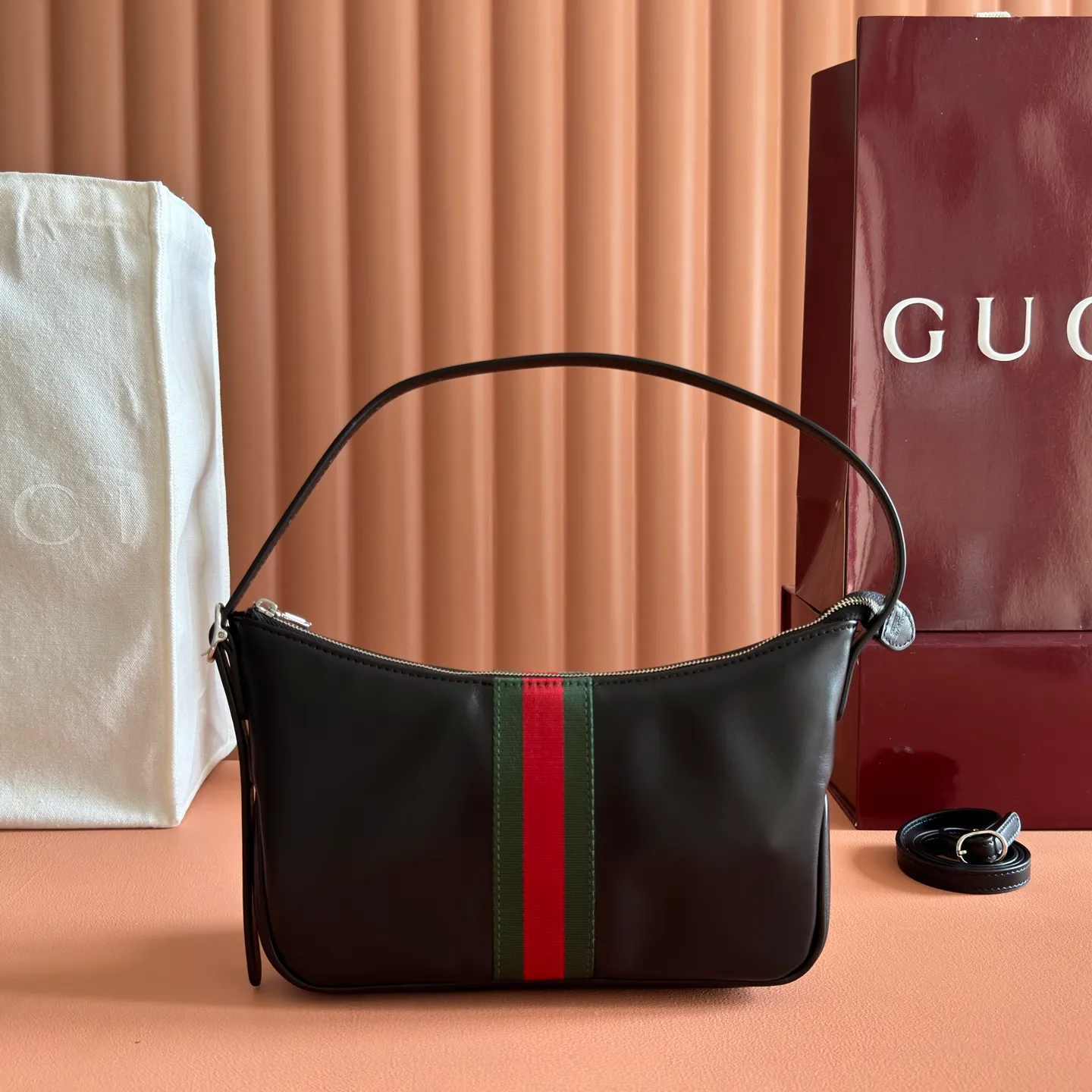 p980💋💋💋【Full set of counters with original factory configuration】gucci's latest series is ingeniously blended with black, with classic silhouettes and new functions, and is made of soft-touch leather and red and green webbing. Model: 863406 black leather Size: 22.5x12.5x3.5cm
