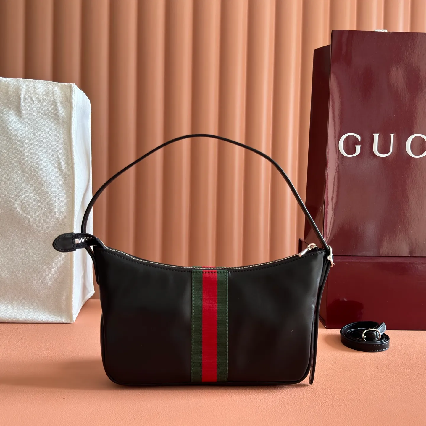 p980💋💋💋【Full set of counters with original factory configuration】gucci's latest series is ingeniously blended with black, with classic silhouettes and new functions, and is made of soft-touch leather and red and green webbing. Model: 863406 black leather Size: 22.5x12.5x3.5cm