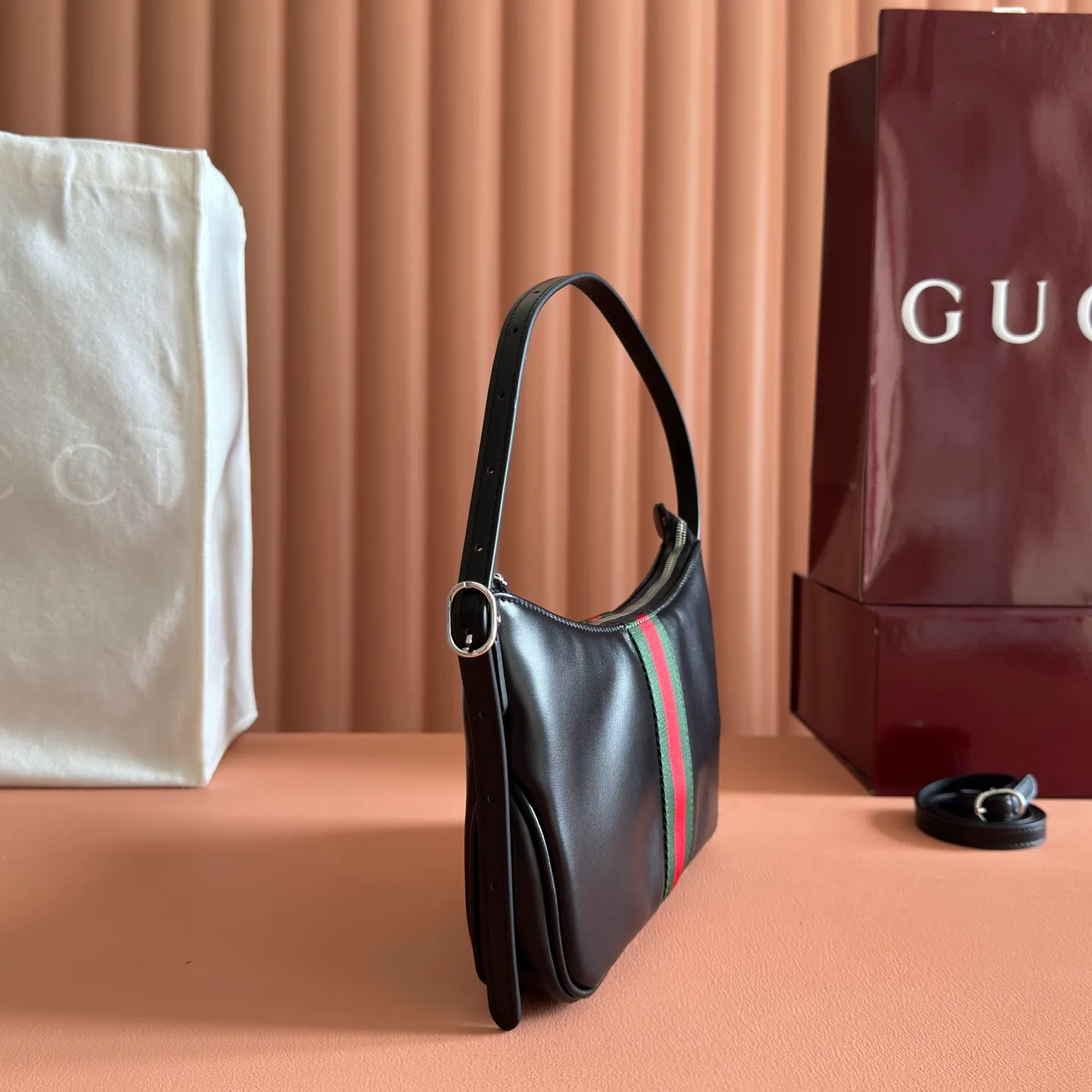 p980💋💋💋【Full set of counters with original factory configuration】gucci's latest series is ingeniously blended with black, with classic silhouettes and new functions, and is made of soft-touch leather and red and green webbing. Model: 863406 black leather Size: 22.5x12.5x3.5cm