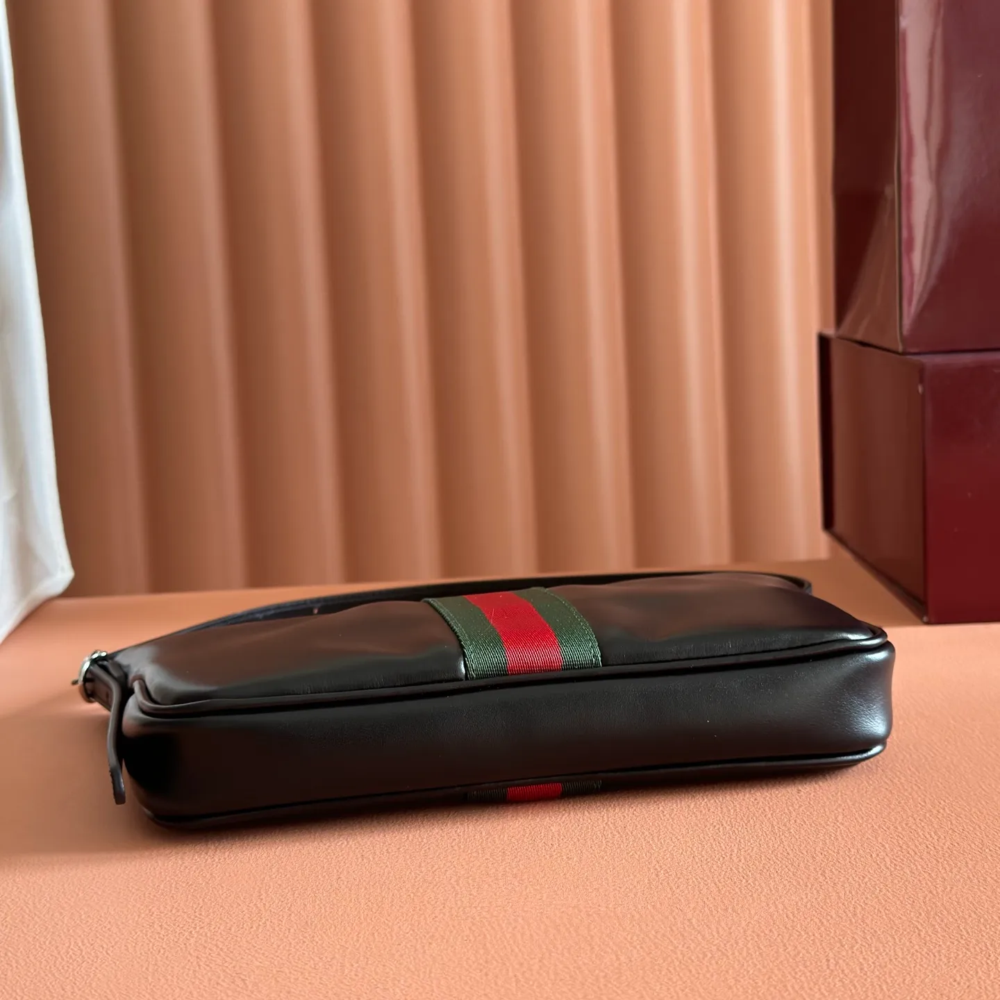 p980💋💋💋【Full set of counters with original factory configuration】gucci's latest series is ingeniously blended with black, with classic silhouettes and new functions, and is made of soft-touch leather and red and green webbing. Model: 863406 black leather Size: 22.5x12.5x3.5cm