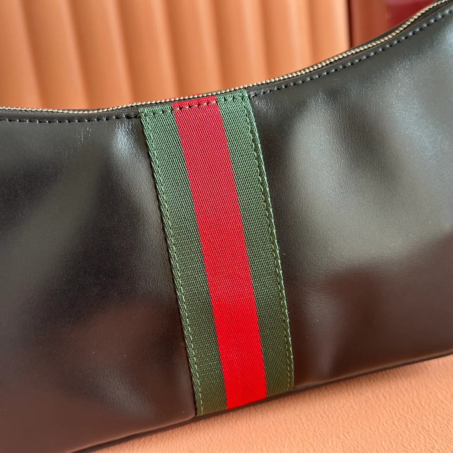 p980💋💋💋【Full set of counters with original factory configuration】gucci's latest series is ingeniously blended with black, with classic silhouettes and new functions, and is made of soft-touch leather and red and green webbing. Model: 863406 black leather Size: 22.5x12.5x3.5cm