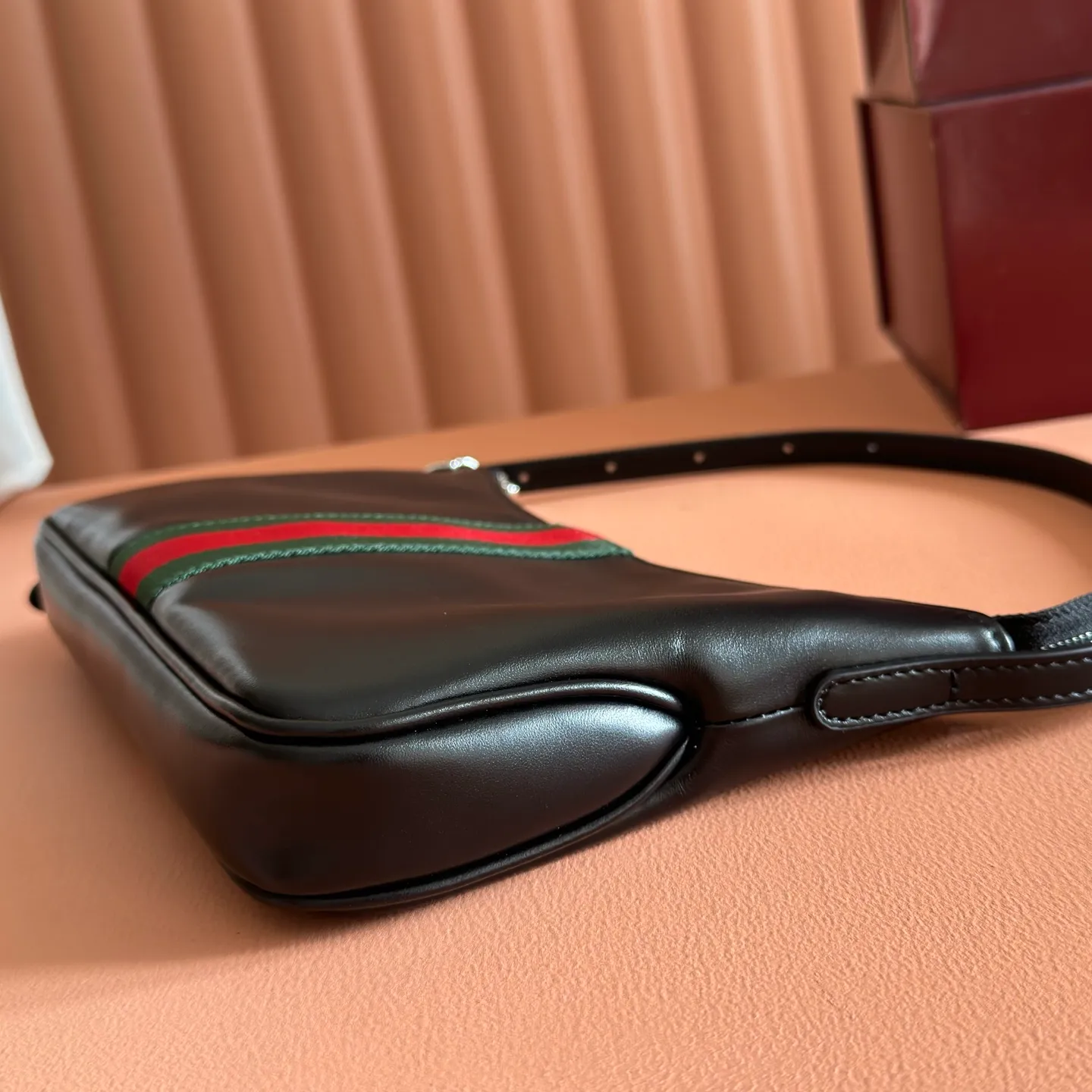 p980💋💋💋【Full set of counters with original factory configuration】gucci's latest series is ingeniously blended with black, with classic silhouettes and new functions, and is made of soft-touch leather and red and green webbing. Model: 863406 black leather Size: 22.5x12.5x3.5cm