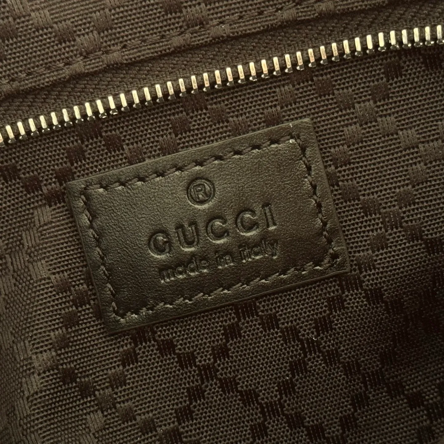 p980💋💋💋【Full set of counters with original factory configuration】gucci's latest series is ingeniously blended with black, with classic silhouettes and new functions, and is made of soft-touch leather and red and green webbing. Model: 863406 black leather Size: 22.5x12.5x3.5cm