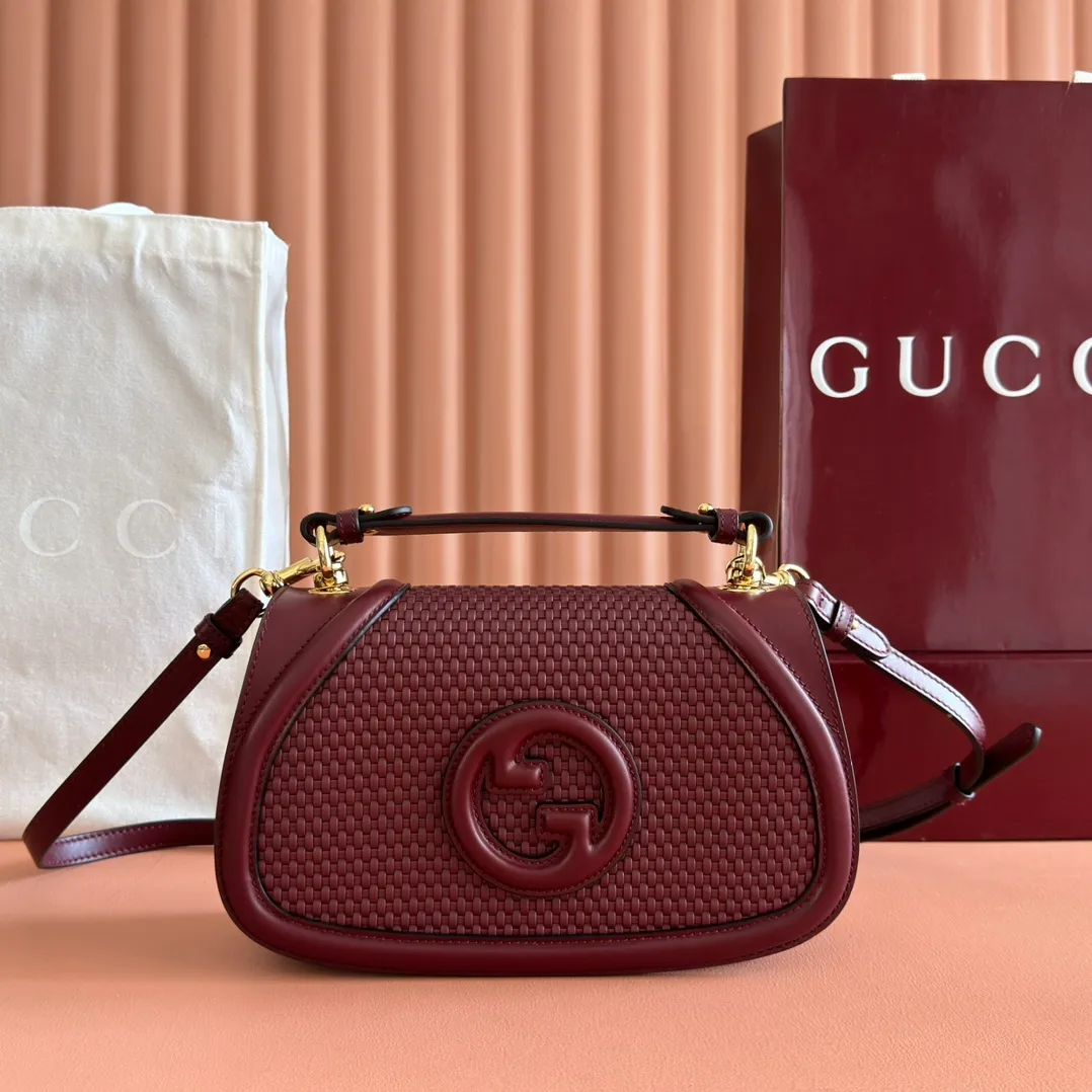 p1560💋💋💋 Comes with a full set of original counter packaging [New product] Gucci Blondie series handbags are decorated with the classic logo that first appeared in the brand series in the early 1970s. They cleverly combine heritage charm and contemporary style, and excellently interpret the brand's classic design and modern essence. This piece has a removable and adjustable leather shoulder strap for added functionality. Anchor red leather Anchor red leather trim Beige cotton and linen blend lining Round interlocking G's Interior: 1 zipped pocket Exterior: 1 open pocket at back Top handle (5.5 cm height) Detachable and adjustable shoulder strap (53 cm height); length adjustable between 100 cm and 112 cm Magnetic closure Ident.: 815714. Dimensions: 26.5cm (width) x 16.5cm (height) x 8.5cm (depth) Weight: approx. 0.6kg Color: Anchor red weave. Made in Italy