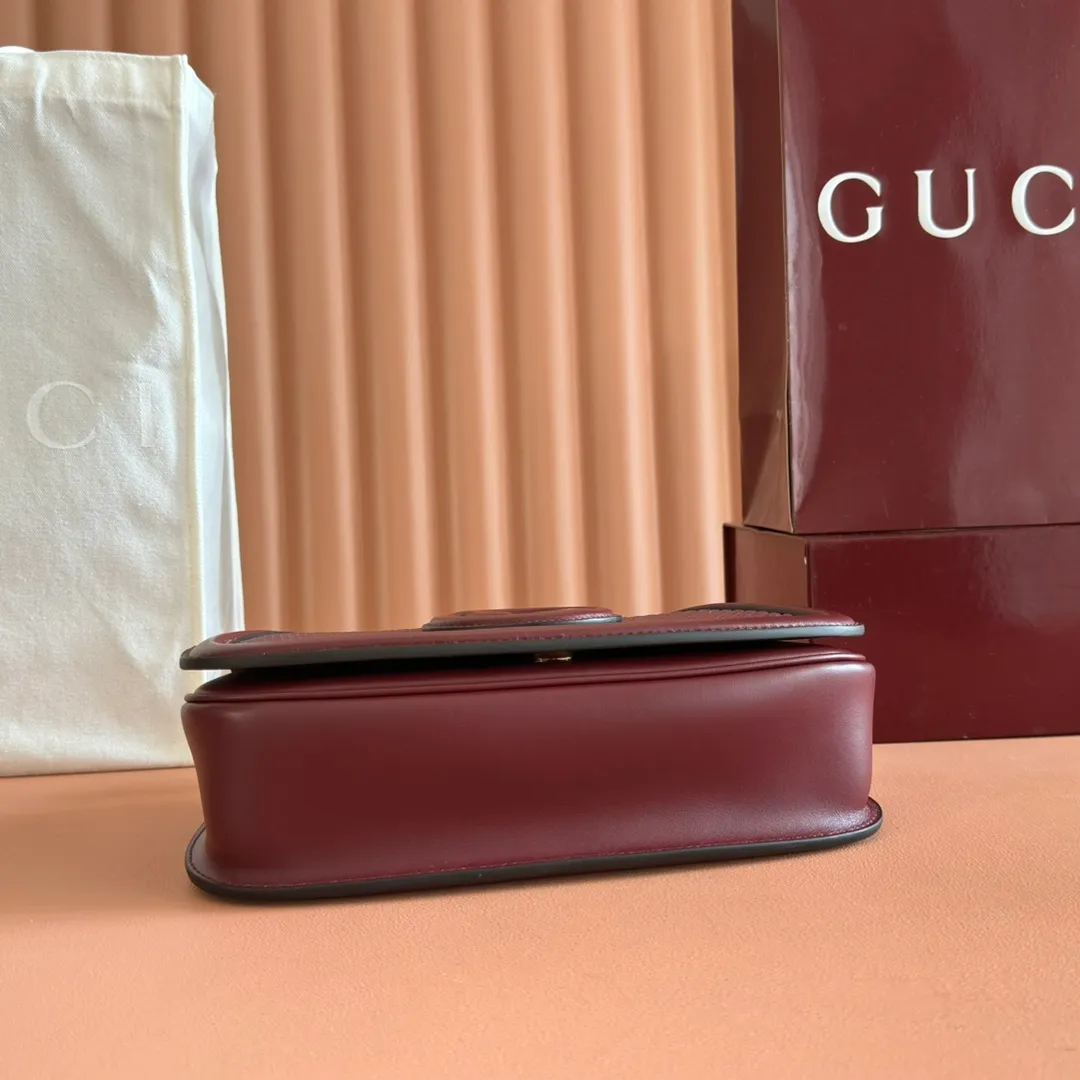 p1560💋💋💋 Comes with a full set of original counter packaging [New product] Gucci Blondie series handbags are decorated with the classic logo that first appeared in the brand series in the early 1970s. They cleverly combine heritage charm and contemporary style, and excellently interpret the brand's classic design and modern essence. This piece has a removable and adjustable leather shoulder strap for added functionality. Anchor red leather Anchor red leather trim Beige cotton and linen blend lining Round interlocking G's Interior: 1 zipped pocket Exterior: 1 open pocket at back Top handle (5.5 cm height) Detachable and adjustable shoulder strap (53 cm height); length adjustable between 100 cm and 112 cm Magnetic closure Ident.: 815714. Dimensions: 26.5cm (width) x 16.5cm (height) x 8.5cm (depth) Weight: approx. 0.6kg Color: Anchor red weave. Made in Italy