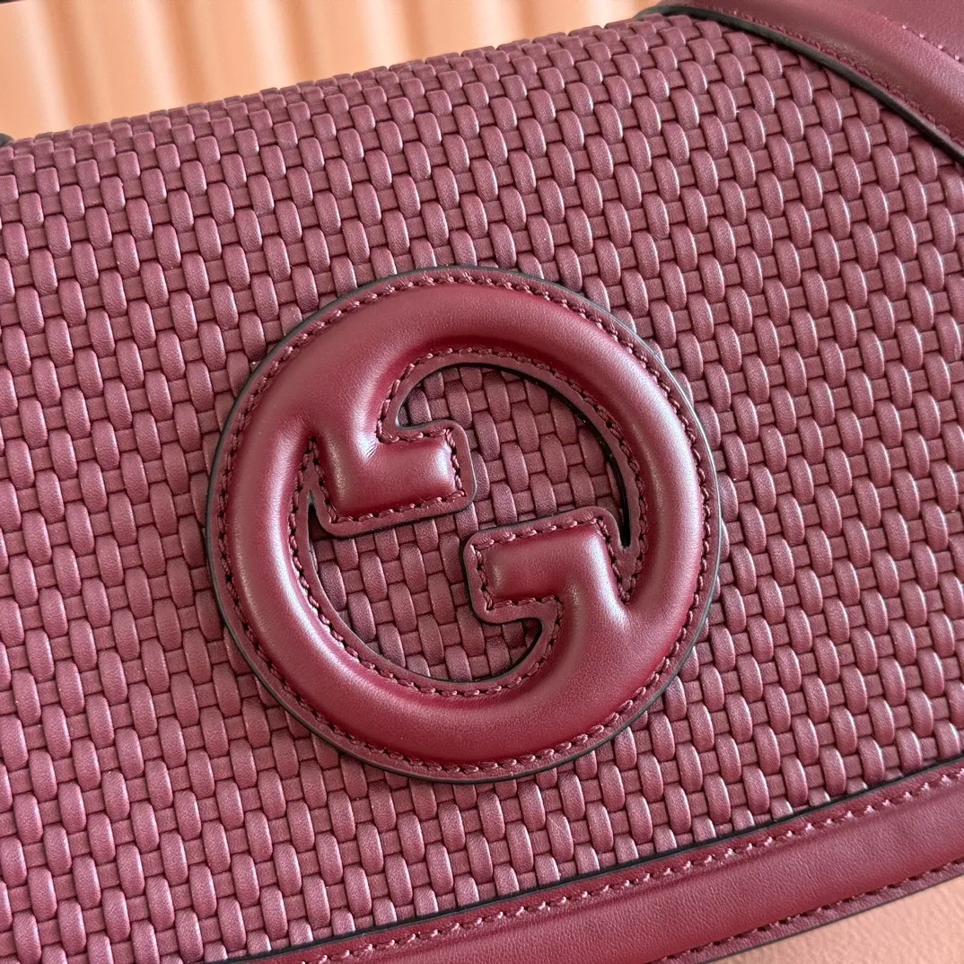 p1560💋💋💋 Comes with a full set of original counter packaging [New product] Gucci Blondie series handbags are decorated with the classic logo that first appeared in the brand series in the early 1970s. They cleverly combine heritage charm and contemporary style, and excellently interpret the brand's classic design and modern essence. This piece has a removable and adjustable leather shoulder strap for added functionality. Anchor red leather Anchor red leather trim Beige cotton and linen blend lining Round interlocking G's Interior: 1 zipped pocket Exterior: 1 open pocket at back Top handle (5.5 cm height) Detachable and adjustable shoulder strap (53 cm height); length adjustable between 100 cm and 112 cm Magnetic closure Ident.: 815714. Dimensions: 26.5cm (width) x 16.5cm (height) x 8.5cm (depth) Weight: approx. 0.6kg Color: Anchor red weave. Made in Italy