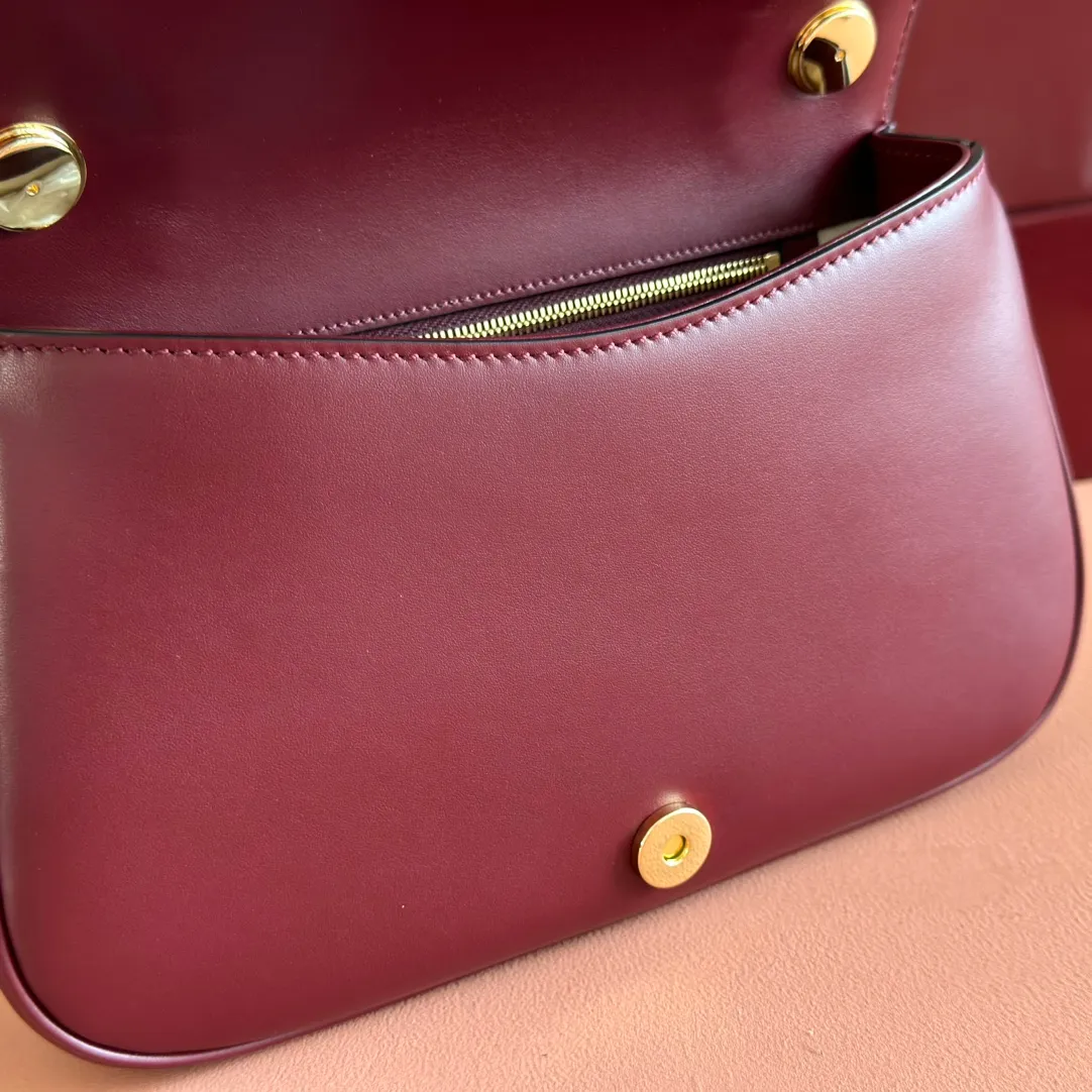 p1560💋💋💋 Comes with a full set of original counter packaging [New product] Gucci Blondie series handbags are decorated with the classic logo that first appeared in the brand series in the early 1970s. They cleverly combine heritage charm and contemporary style, and excellently interpret the brand's classic design and modern essence. This piece has a removable and adjustable leather shoulder strap for added functionality. Anchor red leather Anchor red leather trim Beige cotton and linen blend lining Round interlocking G's Interior: 1 zipped pocket Exterior: 1 open pocket at back Top handle (5.5 cm height) Detachable and adjustable shoulder strap (53 cm height); length adjustable between 100 cm and 112 cm Magnetic closure Ident.: 815714. Dimensions: 26.5cm (width) x 16.5cm (height) x 8.5cm (depth) Weight: approx. 0.6kg Color: Anchor red weave. Made in Italy