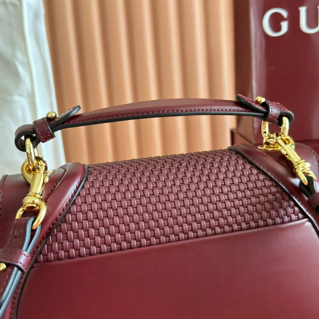 p1560💋💋💋 Comes with a full set of original counter packaging [New product] Gucci Blondie series handbags are decorated with the classic logo that first appeared in the brand series in the early 1970s. They cleverly combine heritage charm and contemporary style, and excellently interpret the brand's classic design and modern essence. This piece has a removable and adjustable leather shoulder strap for added functionality. Anchor red leather Anchor red leather trim Beige cotton and linen blend lining Round interlocking G's Interior: 1 zipped pocket Exterior: 1 open pocket at back Top handle (5.5 cm height) Detachable and adjustable shoulder strap (53 cm height); length adjustable between 100 cm and 112 cm Magnetic closure Ident.: 815714. Dimensions: 26.5cm (width) x 16.5cm (height) x 8.5cm (depth) Weight: approx. 0.6kg Color: Anchor red weave. Made in Italy