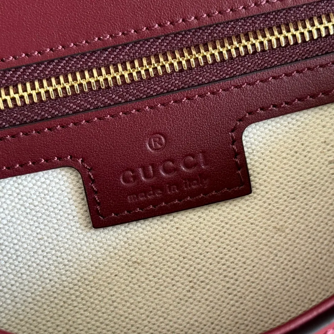 p1560💋💋💋 Comes with a full set of original counter packaging [New product] Gucci Blondie series handbags are decorated with the classic logo that first appeared in the brand series in the early 1970s. They cleverly combine heritage charm and contemporary style, and excellently interpret the brand's classic design and modern essence. This piece has a removable and adjustable leather shoulder strap for added functionality. Anchor red leather Anchor red leather trim Beige cotton and linen blend lining Round interlocking G's Interior: 1 zipped pocket Exterior: 1 open pocket at back Top handle (5.5 cm height) Detachable and adjustable shoulder strap (53 cm height); length adjustable between 100 cm and 112 cm Magnetic closure Ident.: 815714. Dimensions: 26.5cm (width) x 16.5cm (height) x 8.5cm (depth) Weight: approx. 0.6kg Color: Anchor red weave. Made in Italy
