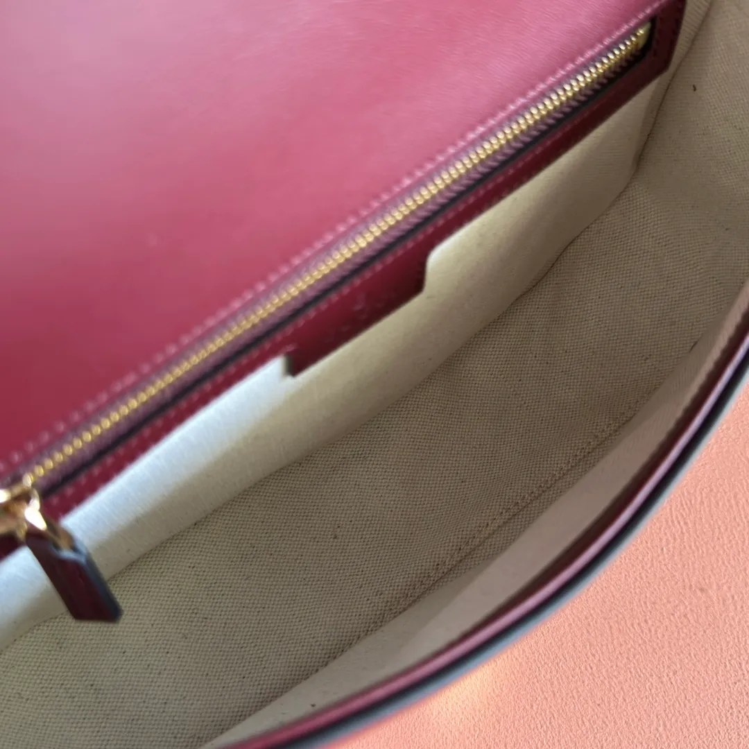 p1560💋💋💋 Comes with a full set of original counter packaging [New product] Gucci Blondie series handbags are decorated with the classic logo that first appeared in the brand series in the early 1970s. They cleverly combine heritage charm and contemporary style, and excellently interpret the brand's classic design and modern essence. This piece has a removable and adjustable leather shoulder strap for added functionality. Anchor red leather Anchor red leather trim Beige cotton and linen blend lining Round interlocking G's Interior: 1 zipped pocket Exterior: 1 open pocket at back Top handle (5.5 cm height) Detachable and adjustable shoulder strap (53 cm height); length adjustable between 100 cm and 112 cm Magnetic closure Ident.: 815714. Dimensions: 26.5cm (width) x 16.5cm (height) x 8.5cm (depth) Weight: approx. 0.6kg Color: Anchor red weave. Made in Italy