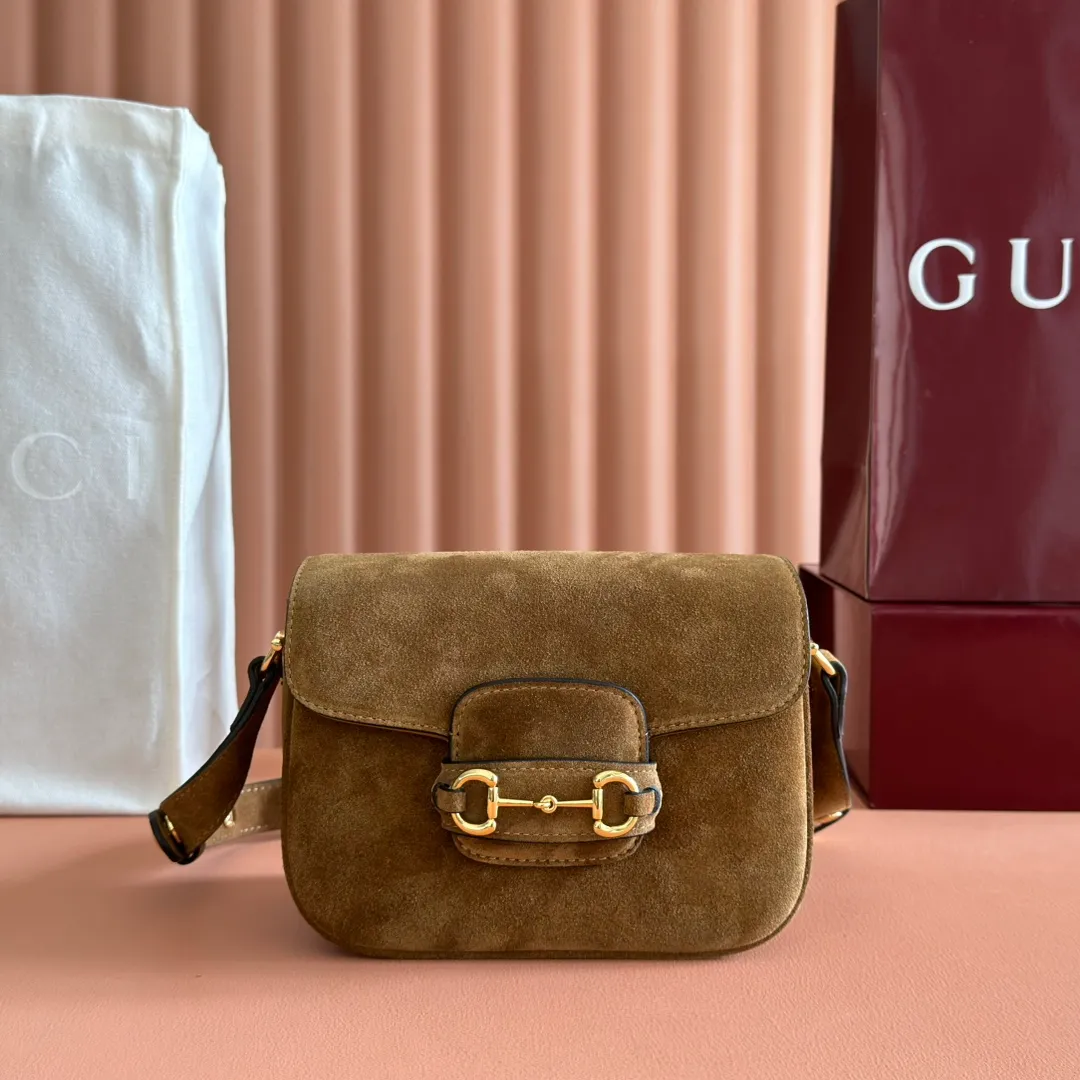 p1220💋💋💋【Full set of counter packaging】2025 autumn and winter series, this shoulder bag reproduces the brand's equestrian style design, integrating light golden tone details and suede material, with double rings and long accessories, adding to the Gucci Horsebit 1955 series. Brown suede Gold-tone hardware Brown leather lining Horsebit closure Interior: One open pocket Three-level compartment design Adjustable shoulder strap Height: 28cm – 50cm; Length: 71cm – 114cm Model number: 847064 Dimensions: 19.5cm (W) x 15cm (H) x 9cm (D) Color: Brown nubuck/original leather.
