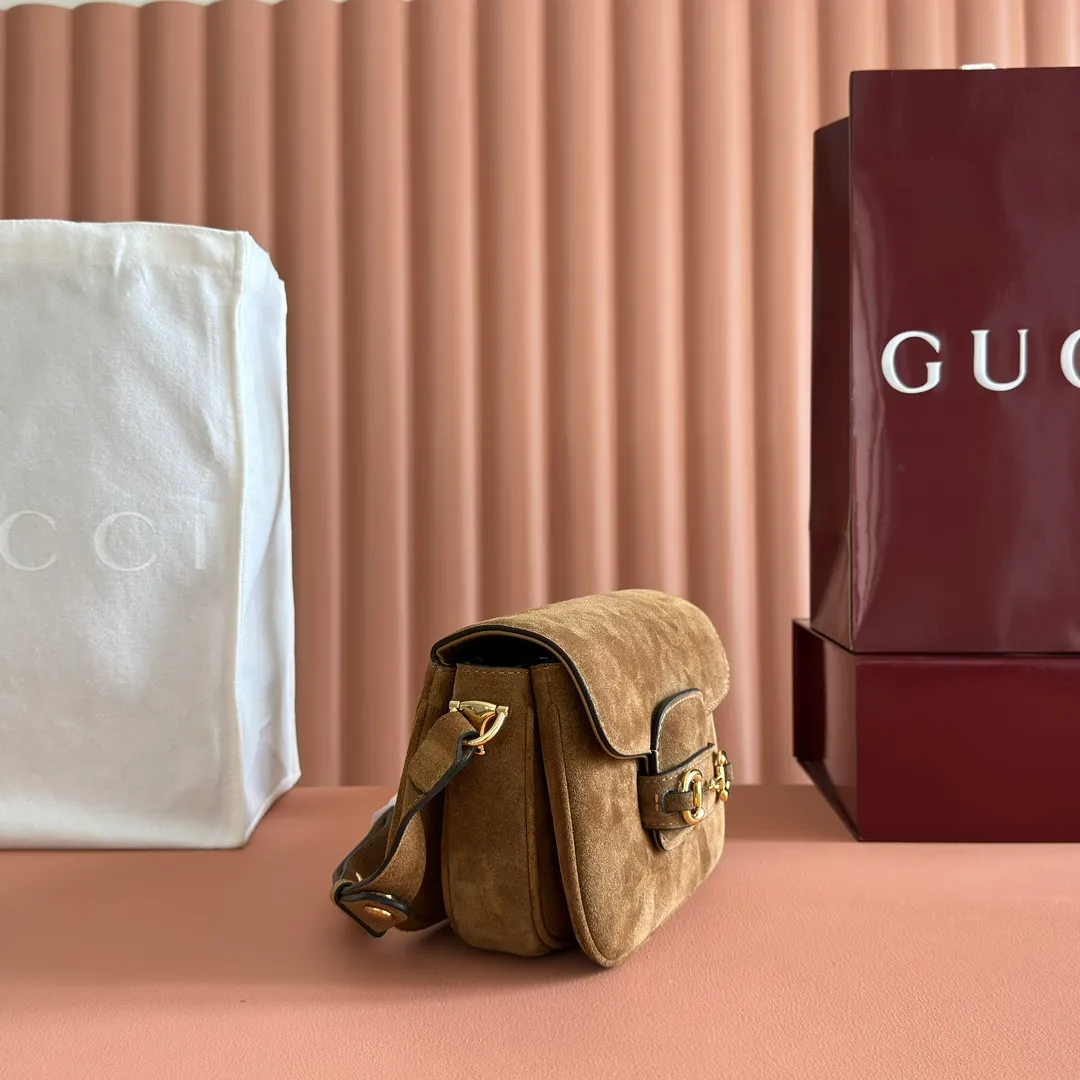 p1220💋💋💋【Full set of counter packaging】2025 autumn and winter series, this shoulder bag reproduces the brand's equestrian style design, integrating light golden tone details and suede material, with double rings and long accessories, adding to the Gucci Horsebit 1955 series. Brown suede Gold-tone hardware Brown leather lining Horsebit closure Interior: One open pocket Three-level compartment design Adjustable shoulder strap Height: 28cm – 50cm; Length: 71cm – 114cm Model number: 847064 Dimensions: 19.5cm (W) x 15cm (H) x 9cm (D) Color: Brown nubuck/original leather.