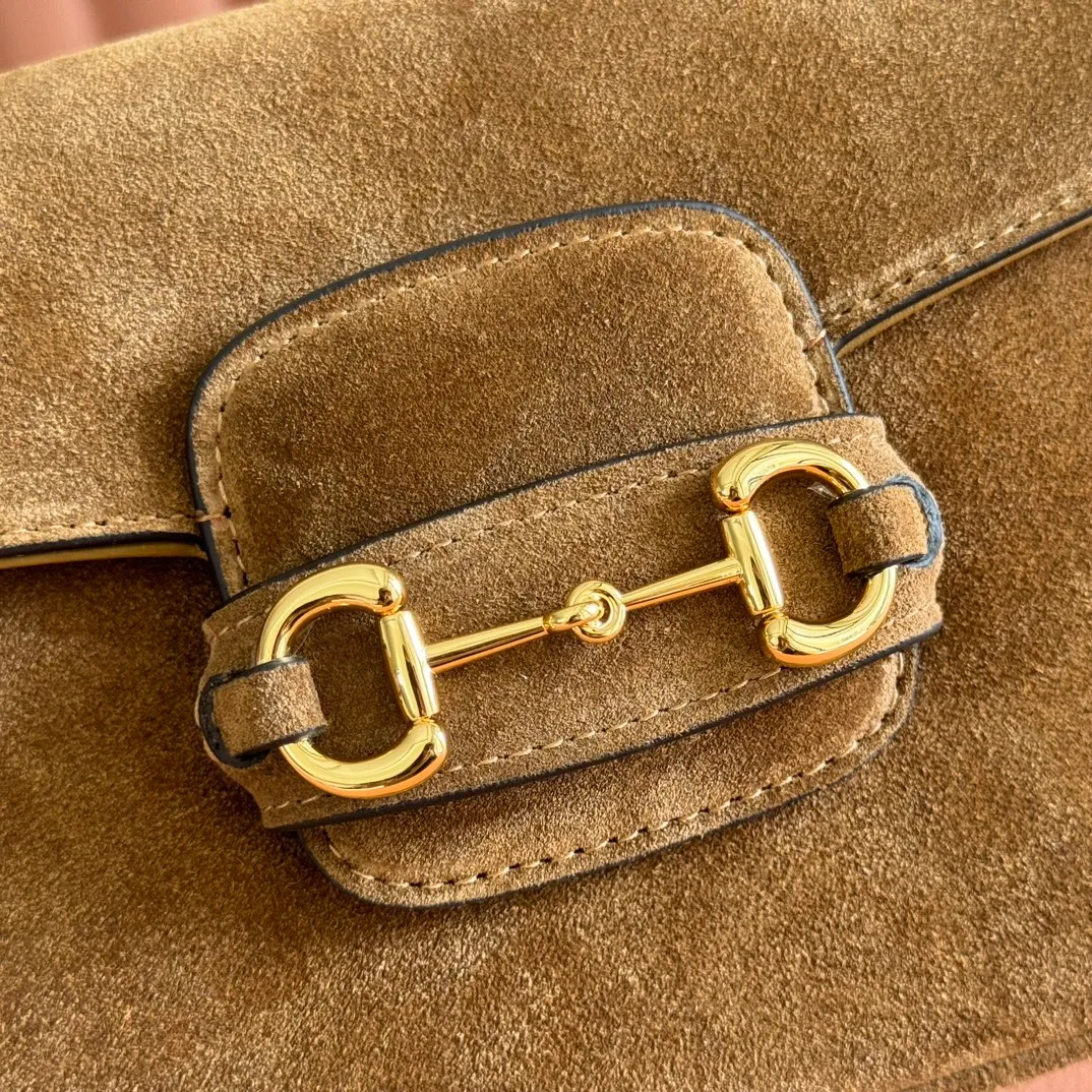 p1220💋💋💋【Full set of counter packaging】2025 autumn and winter series, this shoulder bag reproduces the brand's equestrian style design, integrating light golden tone details and suede material, with double rings and long accessories, adding to the Gucci Horsebit 1955 series. Brown suede Gold-tone hardware Brown leather lining Horsebit closure Interior: One open pocket Three-level compartment design Adjustable shoulder strap Height: 28cm – 50cm; Length: 71cm – 114cm Model number: 847064 Dimensions: 19.5cm (W) x 15cm (H) x 9cm (D) Color: Brown nubuck/original leather.