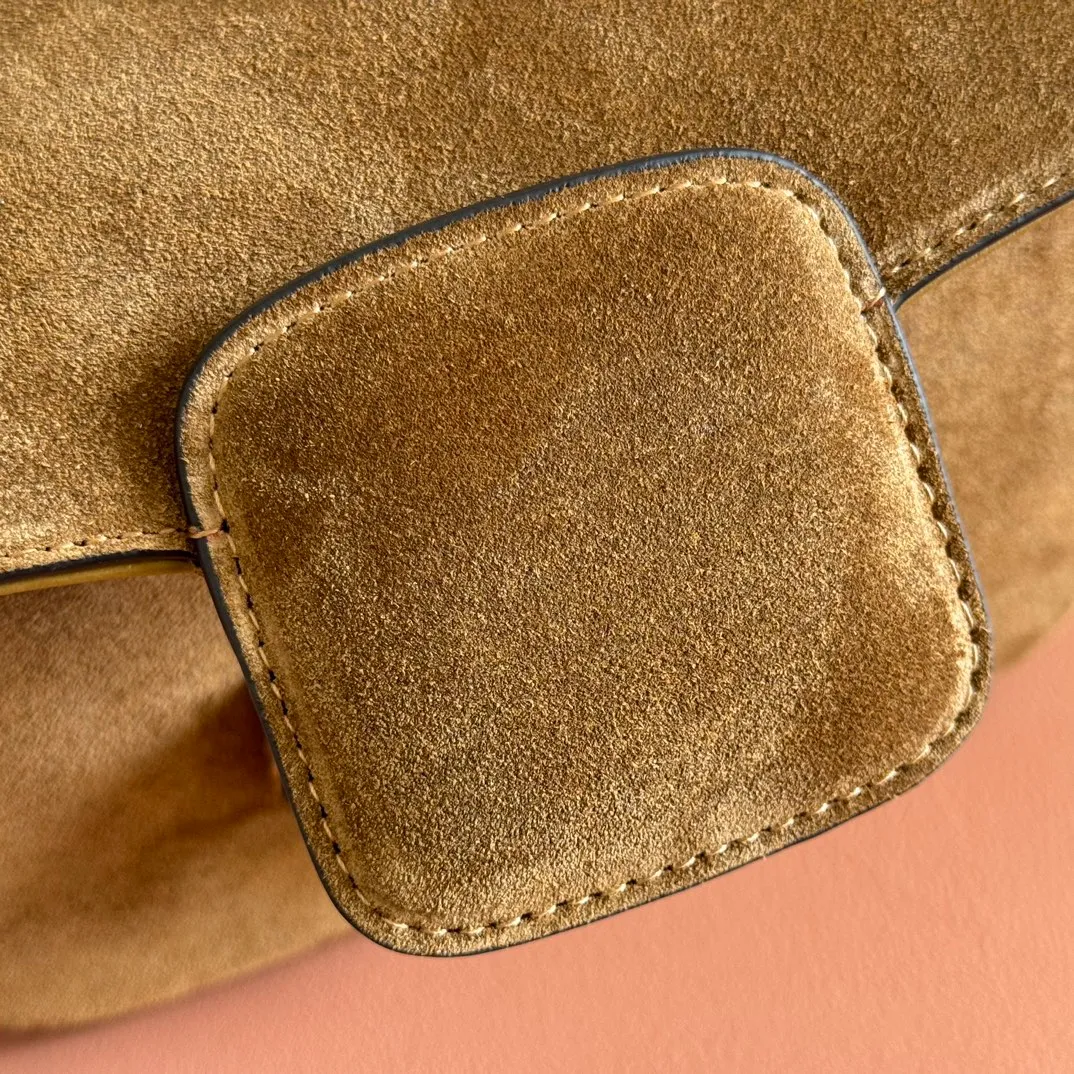 p1220💋💋💋【Full set of counter packaging】2025 autumn and winter series, this shoulder bag reproduces the brand's equestrian style design, integrating light golden tone details and suede material, with double rings and long accessories, adding to the Gucci Horsebit 1955 series. Brown suede Gold-tone hardware Brown leather lining Horsebit closure Interior: One open pocket Three-level compartment design Adjustable shoulder strap Height: 28cm – 50cm; Length: 71cm – 114cm Model number: 847064 Dimensions: 19.5cm (W) x 15cm (H) x 9cm (D) Color: Brown nubuck/original leather.