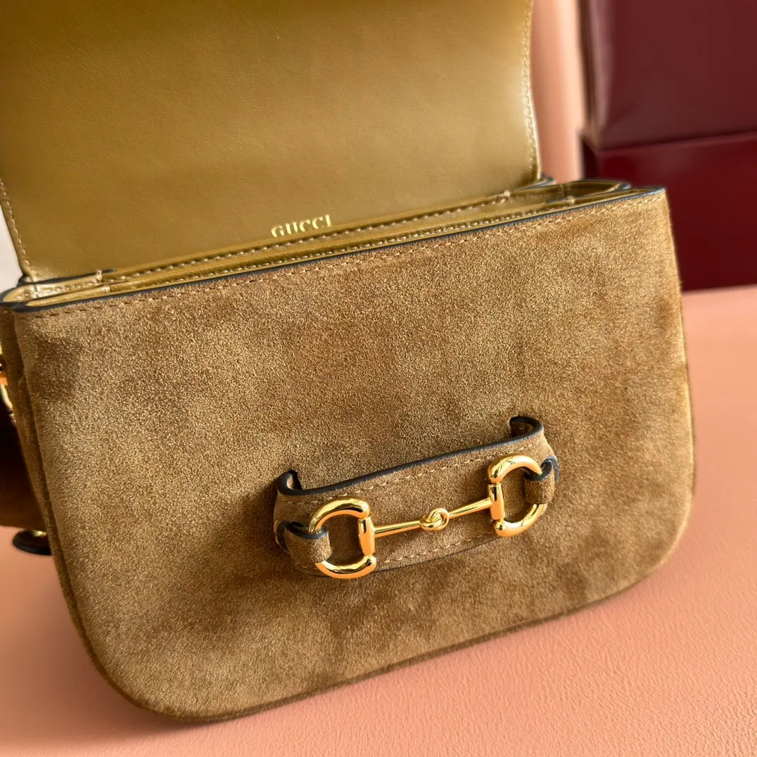p1220💋💋💋【Full set of counter packaging】2025 autumn and winter series, this shoulder bag reproduces the brand's equestrian style design, integrating light golden tone details and suede material, with double rings and long accessories, adding to the Gucci Horsebit 1955 series. Brown suede Gold-tone hardware Brown leather lining Horsebit closure Interior: One open pocket Three-level compartment design Adjustable shoulder strap Height: 28cm – 50cm; Length: 71cm – 114cm Model number: 847064 Dimensions: 19.5cm (W) x 15cm (H) x 9cm (D) Color: Brown nubuck/original leather.