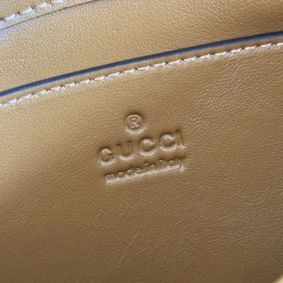 p1220💋💋💋【Full set of counter packaging】2025 autumn and winter series, this shoulder bag reproduces the brand's equestrian style design, integrating light golden tone details and suede material, with double rings and long accessories, adding to the Gucci Horsebit 1955 series. Brown suede Gold-tone hardware Brown leather lining Horsebit closure Interior: One open pocket Three-level compartment design Adjustable shoulder strap Height: 28cm – 50cm; Length: 71cm – 114cm Model number: 847064 Dimensions: 19.5cm (W) x 15cm (H) x 9cm (D) Color: Brown nubuck/original leather.