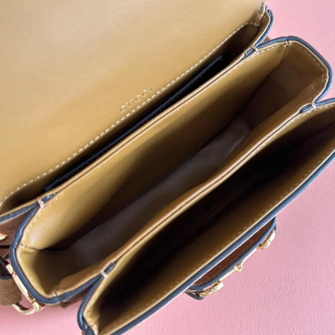 p1220💋💋💋【Full set of counter packaging】2025 autumn and winter series, this shoulder bag reproduces the brand's equestrian style design, integrating light golden tone details and suede material, with double rings and long accessories, adding to the Gucci Horsebit 1955 series. Brown suede Gold-tone hardware Brown leather lining Horsebit closure Interior: One open pocket Three-level compartment design Adjustable shoulder strap Height: 28cm – 50cm; Length: 71cm – 114cm Model number: 847064 Dimensions: 19.5cm (W) x 15cm (H) x 9cm (D) Color: Brown nubuck/original leather.