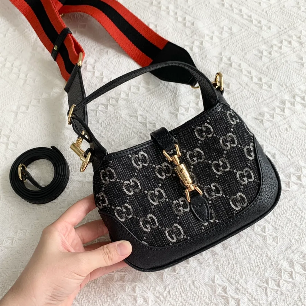 Actual shot #💰320 Model: 685127 black/Danny denim. Dimensions: 19 x 13x 3cm.  Gucci UN3AG 1294 product details. Gucci's "Aria-Fashion Aria" series uses modern techniques to reinterpret classics. The Jackie 1961 series has launched a new rectangular tote bag with soft texture and flexible structure. The archive design is paired with logo details such as the all-over GG pattern and striped webbing, and exquisite accessories pay tribute to Gucci's heritage. This small bag is trimmed in black leather and features the collection's signature gold-toned push-lock hardware. Black and ivory GG denim jacquard. Black leather trim.