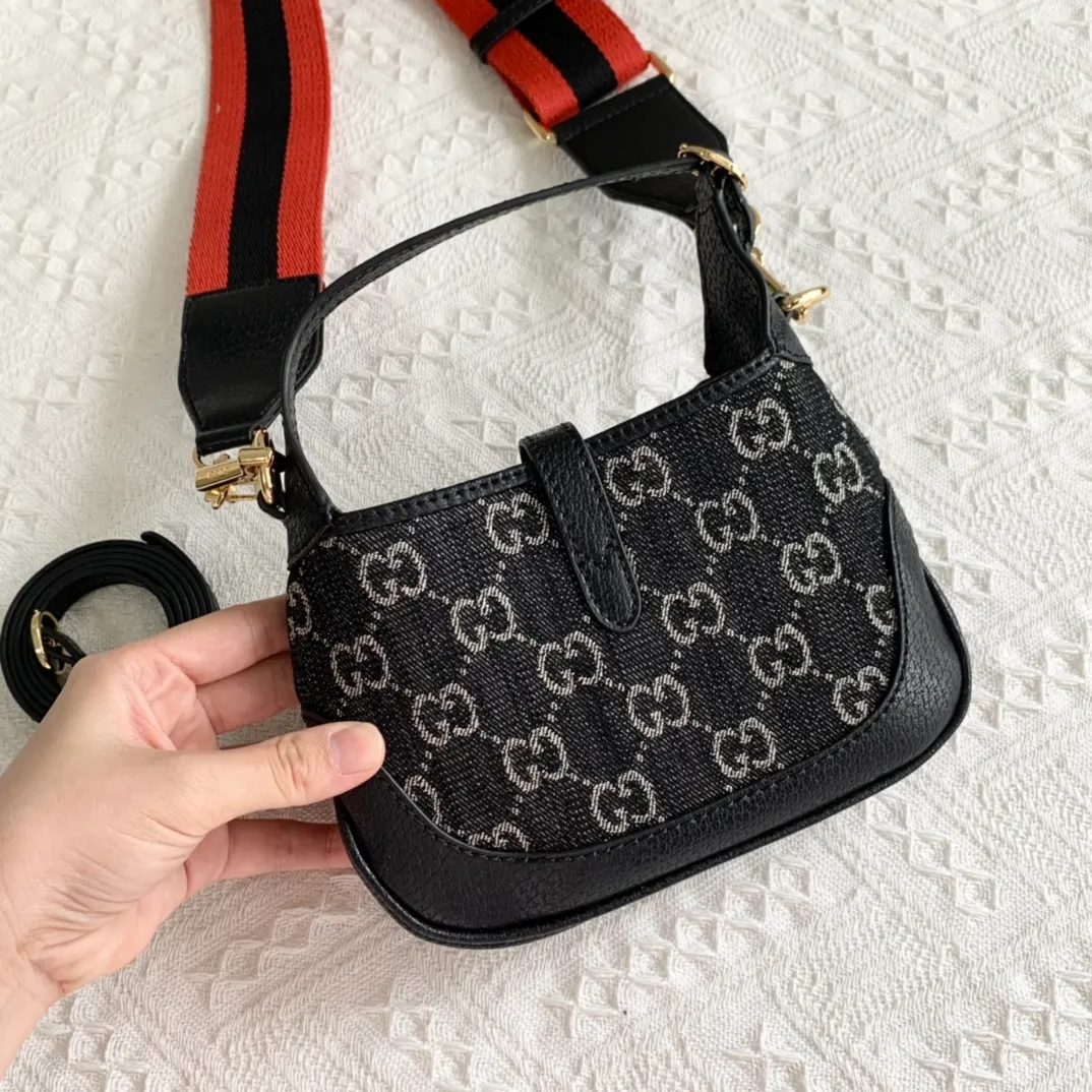 Actual shot #💰320 Model: 685127 black/Danny denim. Dimensions: 19 x 13x 3cm.  Gucci UN3AG 1294 product details. Gucci's "Aria-Fashion Aria" series uses modern techniques to reinterpret classics. The Jackie 1961 series has launched a new rectangular tote bag with soft texture and flexible structure. The archive design is paired with logo details such as the all-over GG pattern and striped webbing, and exquisite accessories pay tribute to Gucci's heritage. This small bag is trimmed in black leather and features the collection's signature gold-toned push-lock hardware. Black and ivory GG denim jacquard. Black leather trim.