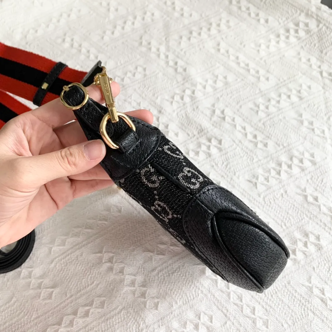 Actual shot #💰320 Model: 685127 black/Danny denim. Dimensions: 19 x 13x 3cm.  Gucci UN3AG 1294 product details. Gucci's "Aria-Fashion Aria" series uses modern techniques to reinterpret classics. The Jackie 1961 series has launched a new rectangular tote bag with soft texture and flexible structure. The archive design is paired with logo details such as the all-over GG pattern and striped webbing, and exquisite accessories pay tribute to Gucci's heritage. This small bag is trimmed in black leather and features the collection's signature gold-toned push-lock hardware. Black and ivory GG denim jacquard. Black leather trim.