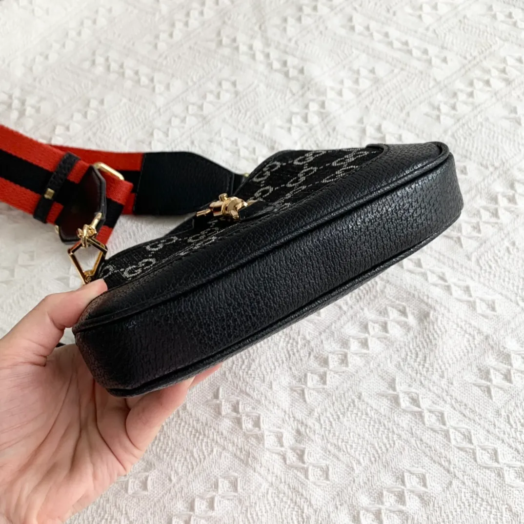 Actual shot #💰320 Model: 685127 black/Danny denim. Dimensions: 19 x 13x 3cm.  Gucci UN3AG 1294 product details. Gucci's "Aria-Fashion Aria" series uses modern techniques to reinterpret classics. The Jackie 1961 series has launched a new rectangular tote bag with soft texture and flexible structure. The archive design is paired with logo details such as the all-over GG pattern and striped webbing, and exquisite accessories pay tribute to Gucci's heritage. This small bag is trimmed in black leather and features the collection's signature gold-toned push-lock hardware. Black and ivory GG denim jacquard. Black leather trim.