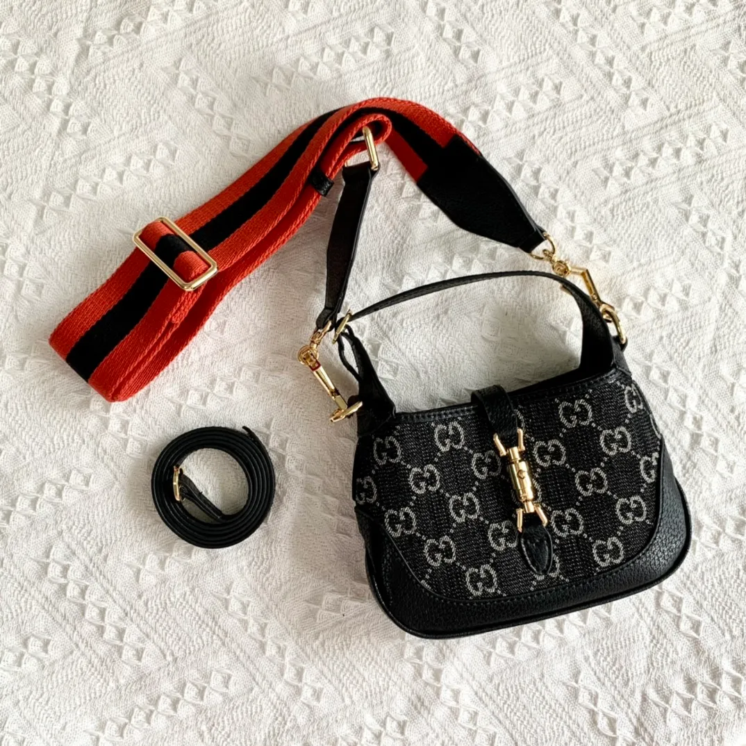 Actual shot #💰320 Model: 685127 black/Danny denim. Dimensions: 19 x 13x 3cm.  Gucci UN3AG 1294 product details. Gucci's "Aria-Fashion Aria" series uses modern techniques to reinterpret classics. The Jackie 1961 series has launched a new rectangular tote bag with soft texture and flexible structure. The archive design is paired with logo details such as the all-over GG pattern and striped webbing, and exquisite accessories pay tribute to Gucci's heritage. This small bag is trimmed in black leather and features the collection's signature gold-toned push-lock hardware. Black and ivory GG denim jacquard. Black leather trim.
