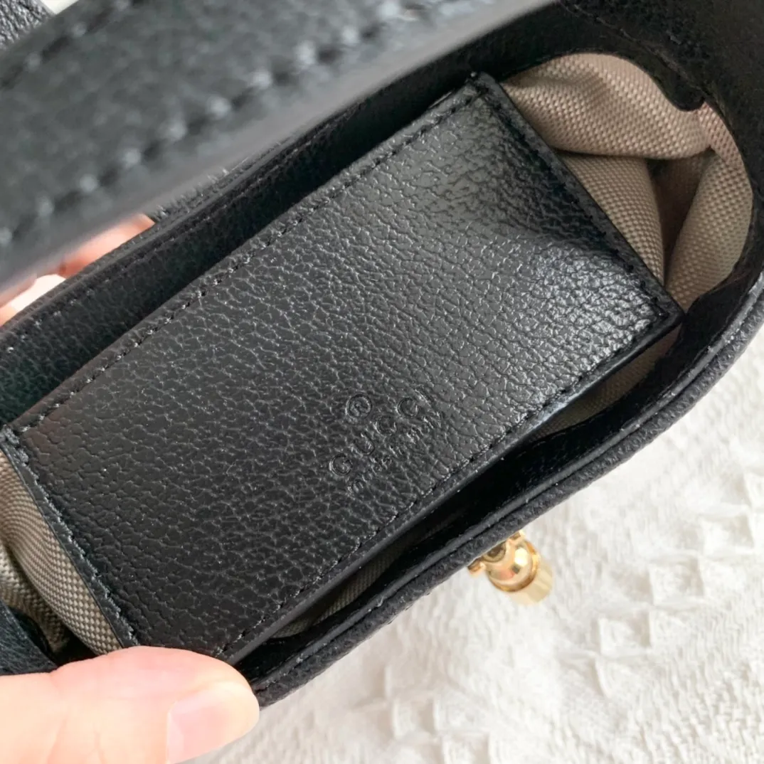 Actual shot #💰320 Model: 685127 black/Danny denim. Dimensions: 19 x 13x 3cm.  Gucci UN3AG 1294 product details. Gucci's "Aria-Fashion Aria" series uses modern techniques to reinterpret classics. The Jackie 1961 series has launched a new rectangular tote bag with soft texture and flexible structure. The archive design is paired with logo details such as the all-over GG pattern and striped webbing, and exquisite accessories pay tribute to Gucci's heritage. This small bag is trimmed in black leather and features the collection's signature gold-toned push-lock hardware. Black and ivory GG denim jacquard. Black leather trim.
