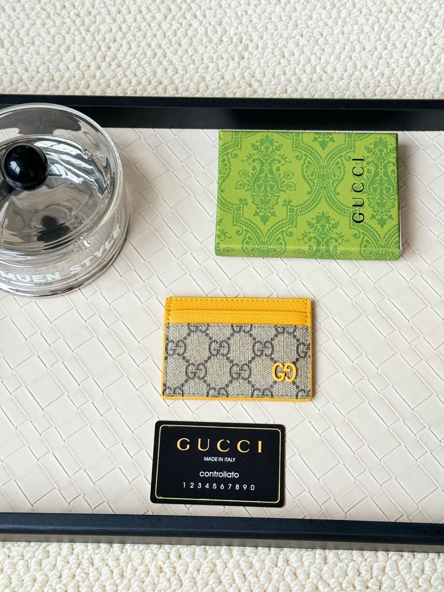 💰100 Gucci card uses a two-tone design full of contrasting beauty to make the GG logo embellished on the bag shine. The fabric is black GG, and the lining is made of contrasting cowhide. It is made of black GG Supreme canvas with dark gray ceramic effect double G. Size: 11x 7cm Model: 768248