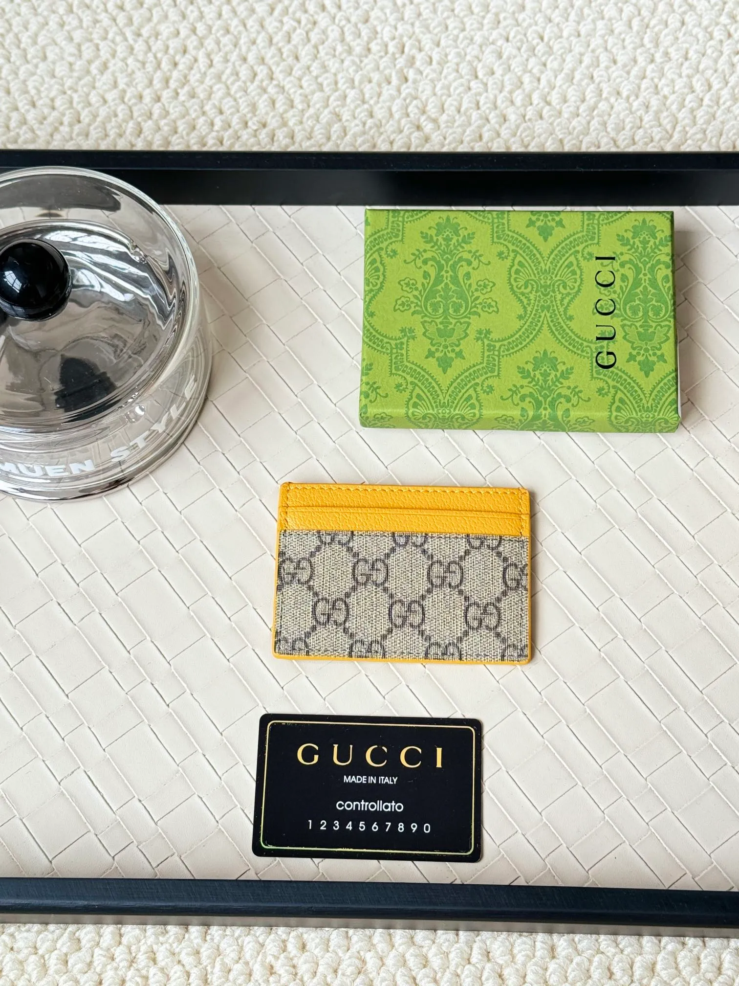 💰100 Gucci card uses a two-tone design full of contrasting beauty to make the GG logo embellished on the bag shine. The fabric is black GG, and the lining is made of contrasting cowhide. It is made of black GG Supreme canvas with dark gray ceramic effect double G. Size: 11x 7cm Model: 768248
