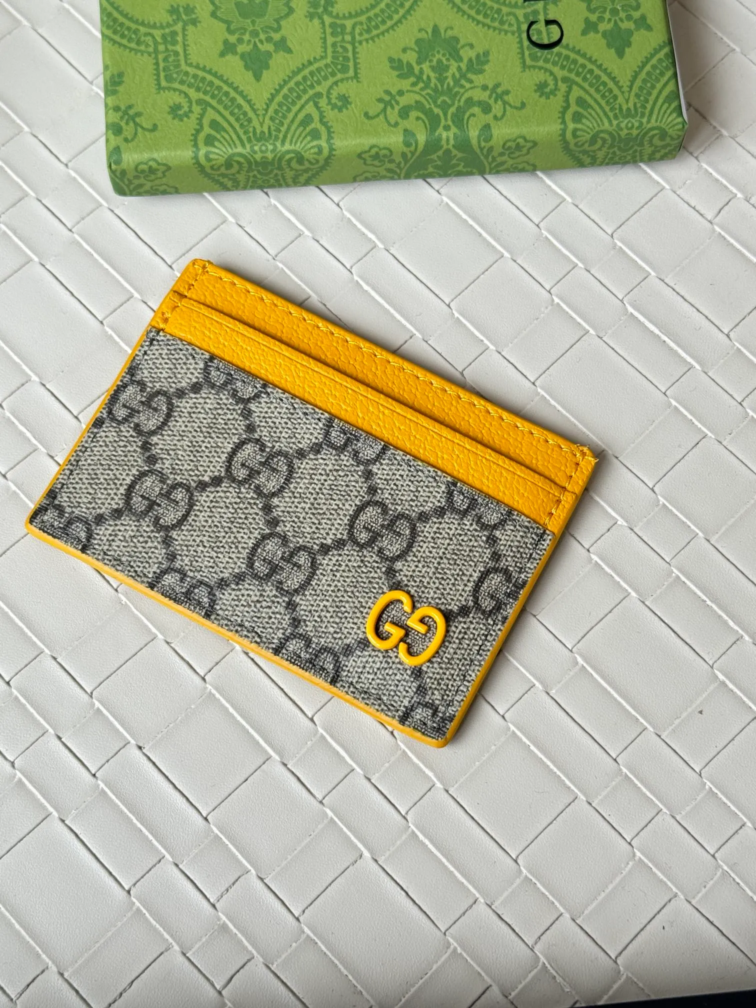 💰100 Gucci card uses a two-tone design full of contrasting beauty to make the GG logo embellished on the bag shine. The fabric is black GG, and the lining is made of contrasting cowhide. It is made of black GG Supreme canvas with dark gray ceramic effect double G. Size: 11x 7cm Model: 768248