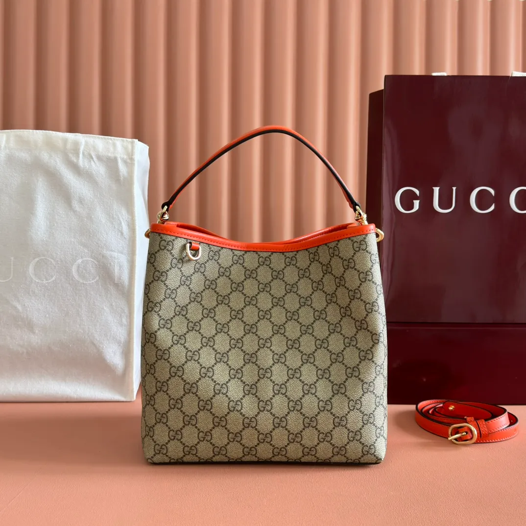 p980. 💋💋💋Original leather configuration with full counter packaging [New product] GG Emblem series reinterprets the brand's timeless elegance and exquisite craftsmanship. Lined in webbed cotton, this bucket bag features an internal compartment for added functionality. Black GG printed embossed leather Light gold tone hardware Black cotton and linen blend lining Top handle with hook closure (height: 18cm) Additional D-ring for attaching removable items Interior: two compartments and a central snap-stud compartment Detachable and adjustable leather shoulder strap (height: 54cm - 60cm; length: 105cm - 115cm) Magnetic snap closure Weight: approx. 700g. Model: 815103. Dimensions: 25 cm (width) x 25 cm (height) x 15.5 cm (depth) Color: Orange/original leather. Made in Italy