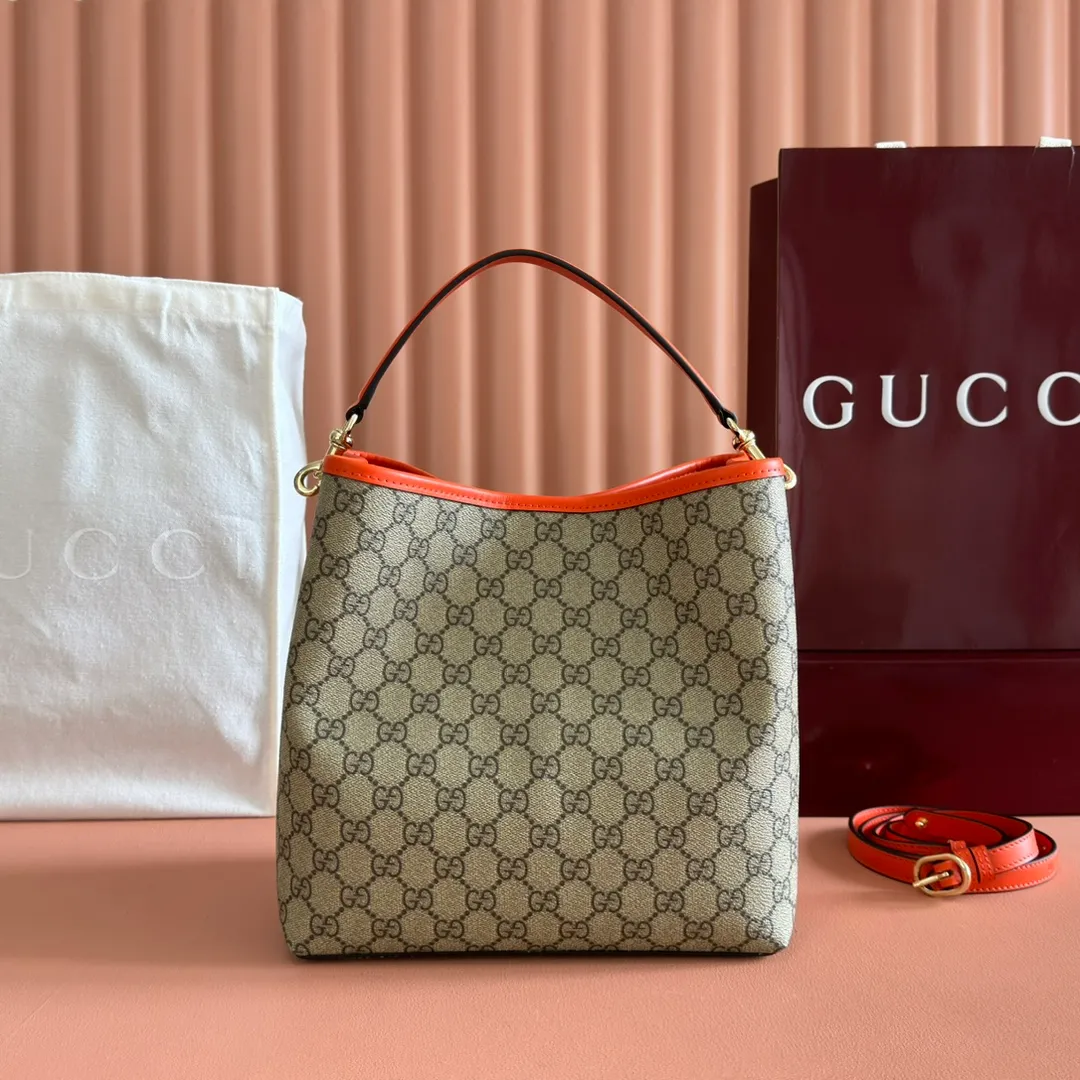 p980. 💋💋💋Original leather configuration with full counter packaging [New product] GG Emblem series reinterprets the brand's timeless elegance and exquisite craftsmanship. Lined in webbed cotton, this bucket bag features an internal compartment for added functionality. Black GG printed embossed leather Light gold tone hardware Black cotton and linen blend lining Top handle with hook closure (height: 18cm) Additional D-ring for attaching removable items Interior: two compartments and a central snap-stud compartment Detachable and adjustable leather shoulder strap (height: 54cm - 60cm; length: 105cm - 115cm) Magnetic snap closure Weight: approx. 700g. Model: 815103. Dimensions: 25 cm (width) x 25 cm (height) x 15.5 cm (depth) Color: Orange/original leather. Made in Italy