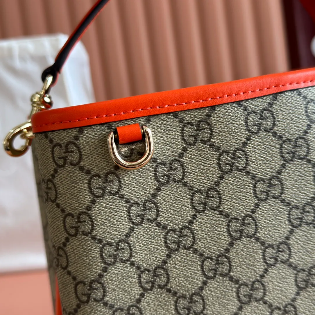 p980. 💋💋💋Original leather configuration with full counter packaging [New product] GG Emblem series reinterprets the brand's timeless elegance and exquisite craftsmanship. Lined in webbed cotton, this bucket bag features an internal compartment for added functionality. Black GG printed embossed leather Light gold tone hardware Black cotton and linen blend lining Top handle with hook closure (height: 18cm) Additional D-ring for attaching removable items Interior: two compartments and a central snap-stud compartment Detachable and adjustable leather shoulder strap (height: 54cm - 60cm; length: 105cm - 115cm) Magnetic snap closure Weight: approx. 700g. Model: 815103. Dimensions: 25 cm (width) x 25 cm (height) x 15.5 cm (depth) Color: Orange/original leather. Made in Italy