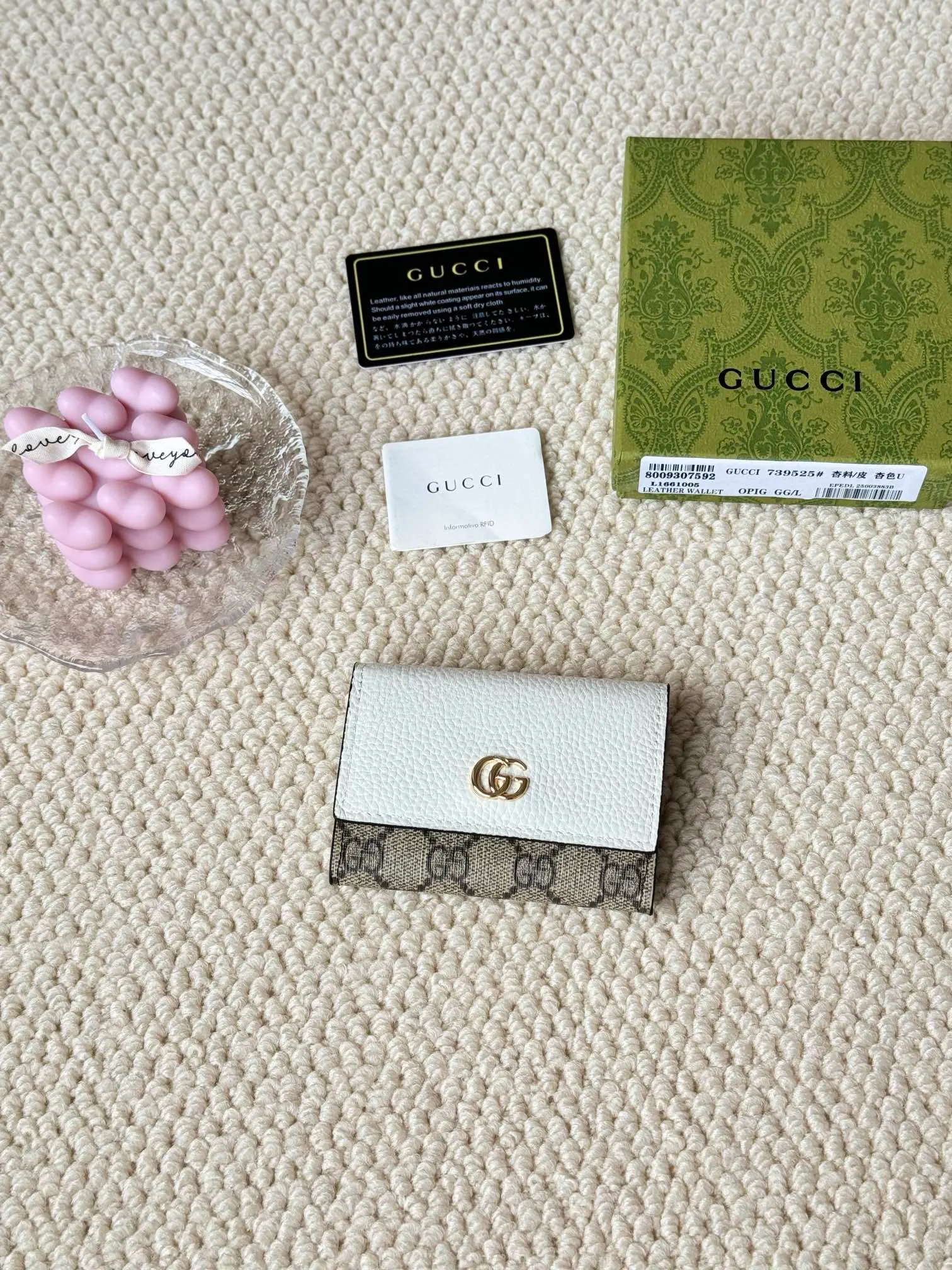 💰120 Gucci has launched a new model, the new mini folding coin purse, which can be held in hand and placed in the bag. Card bags are super cute. Number: 739525. Size: about 11cm.