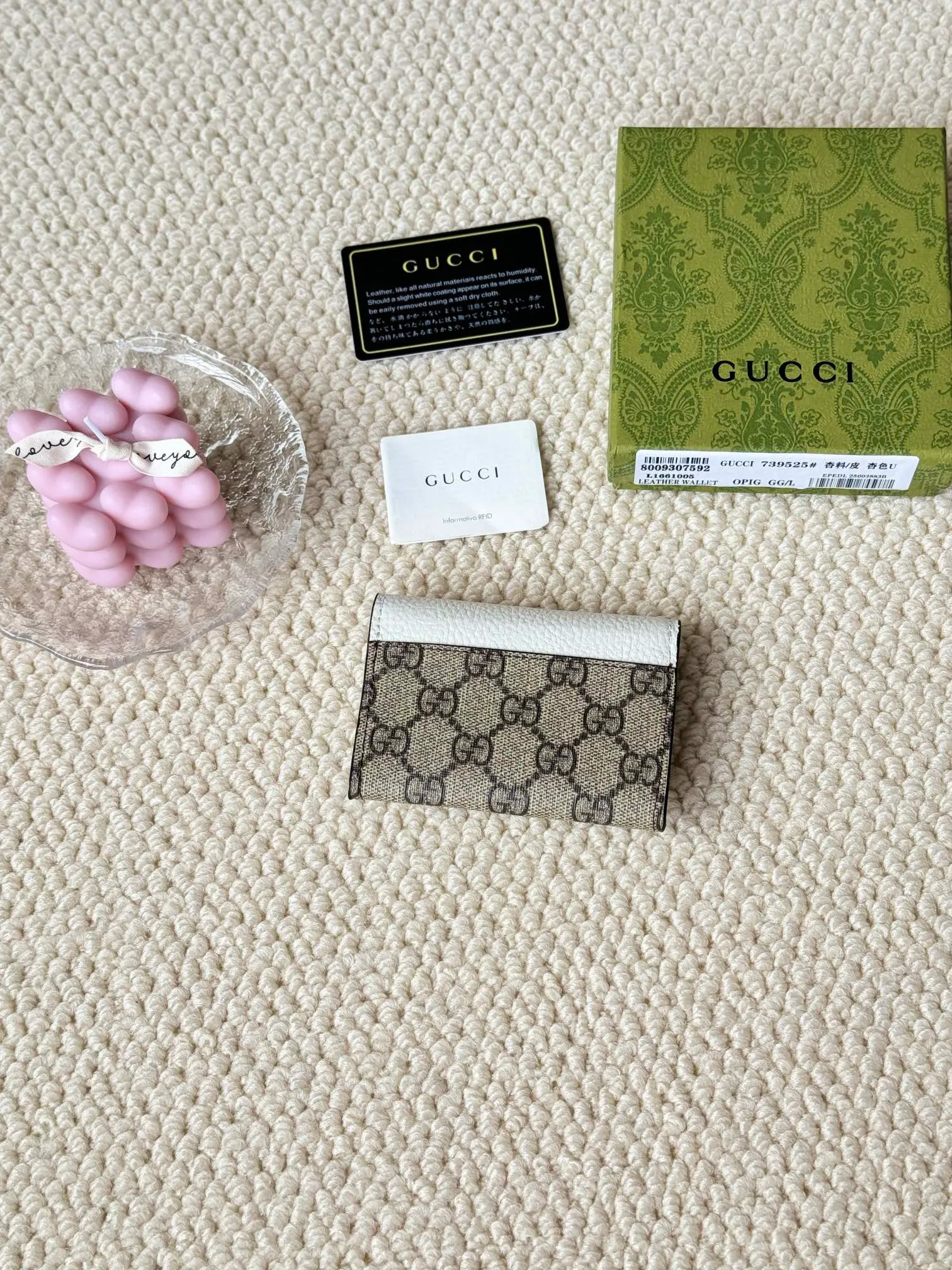 💰120 Gucci has launched a new model, the new mini folding coin purse, which can be held in hand and placed in the bag. Card bags are super cute. Number: 739525. Size: about 11cm.