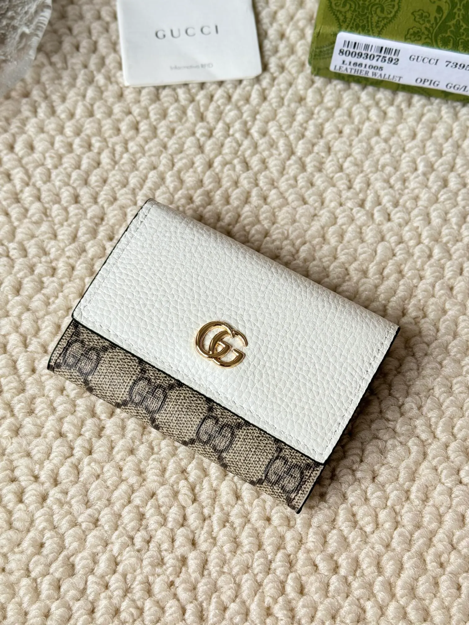 💰120 Gucci has launched a new model, the new mini folding coin purse, which can be held in hand and placed in the bag. Card bags are super cute. Number: 739525. Size: about 11cm.