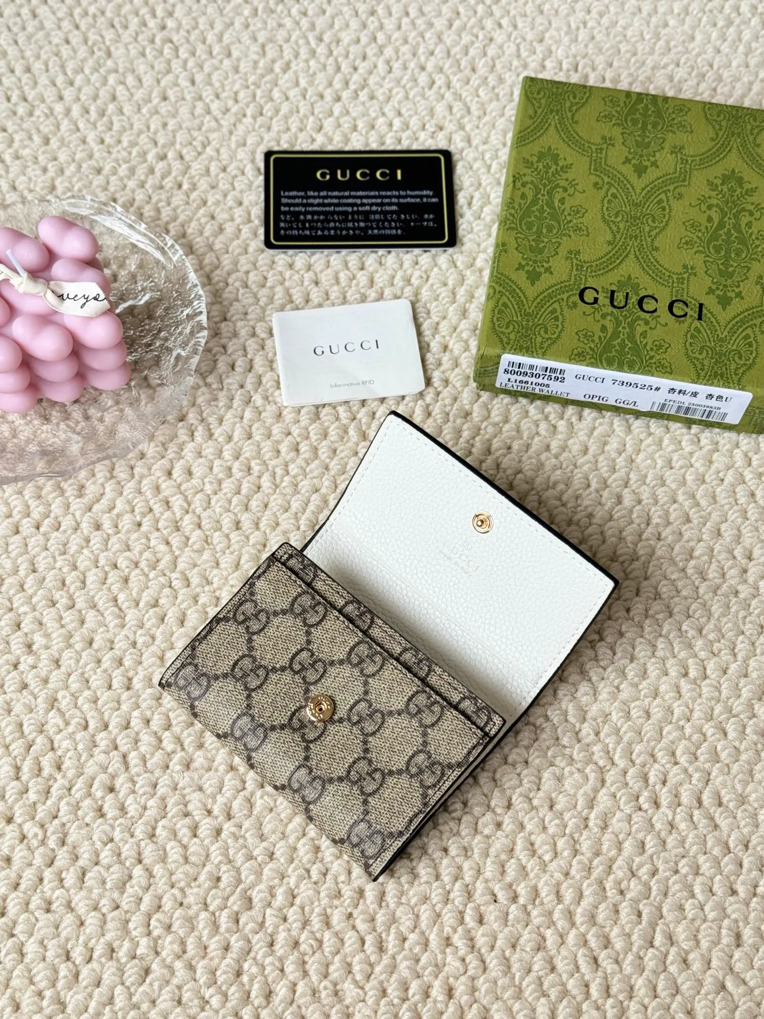 💰120 Gucci has launched a new model, the new mini folding coin purse, which can be held in hand and placed in the bag. Card bags are super cute. Number: 739525. Size: about 11cm.
