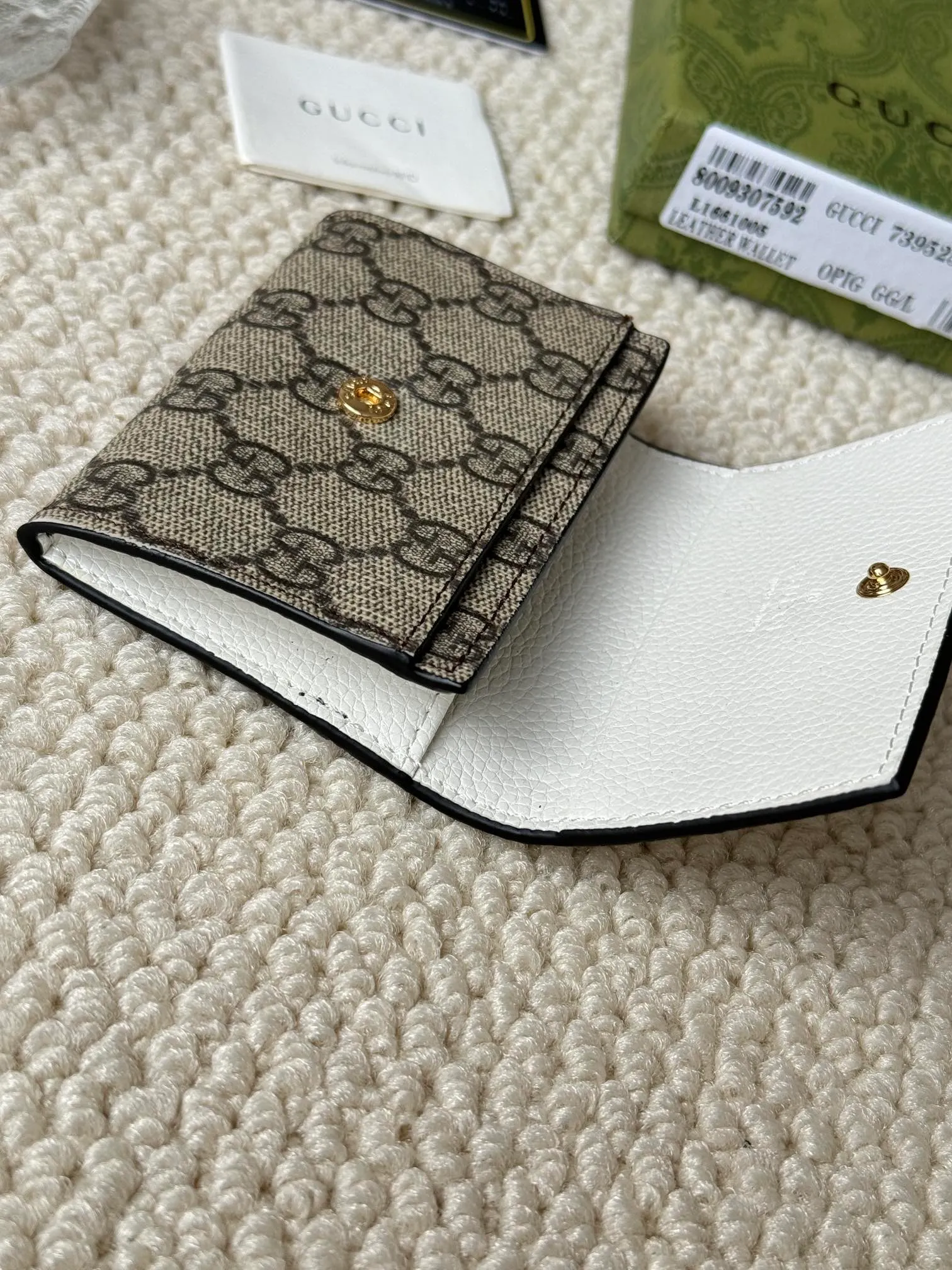 💰120 Gucci has launched a new model, the new mini folding coin purse, which can be held in hand and placed in the bag. Card bags are super cute. Number: 739525. Size: about 11cm.